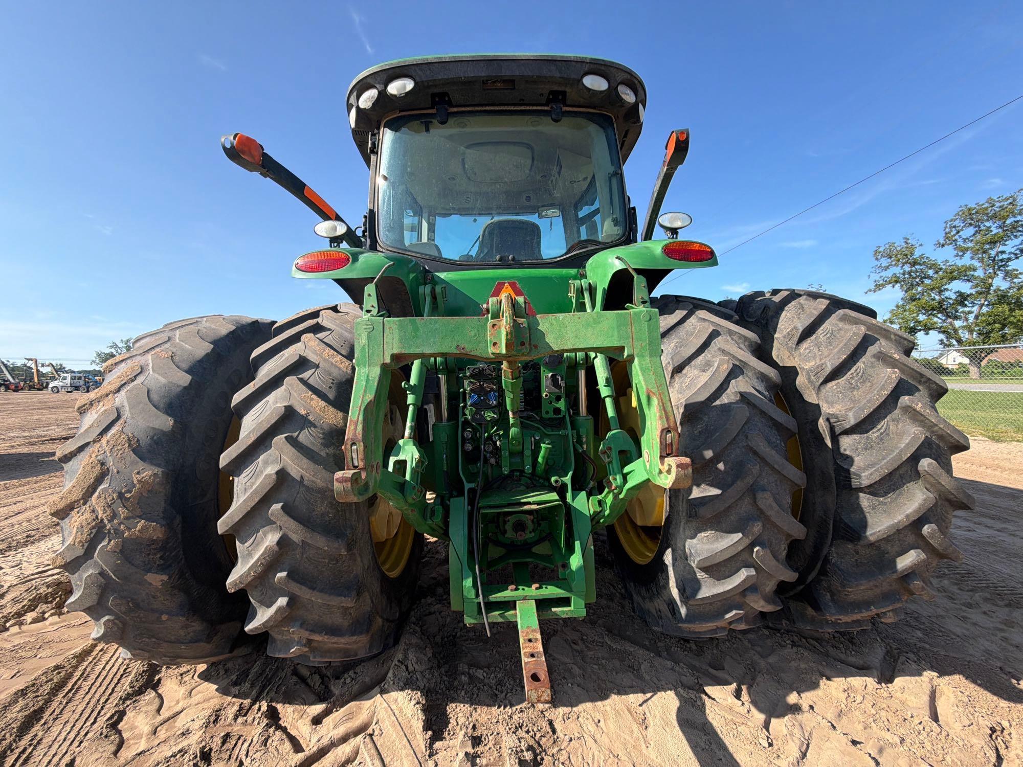 John Deere 8260R