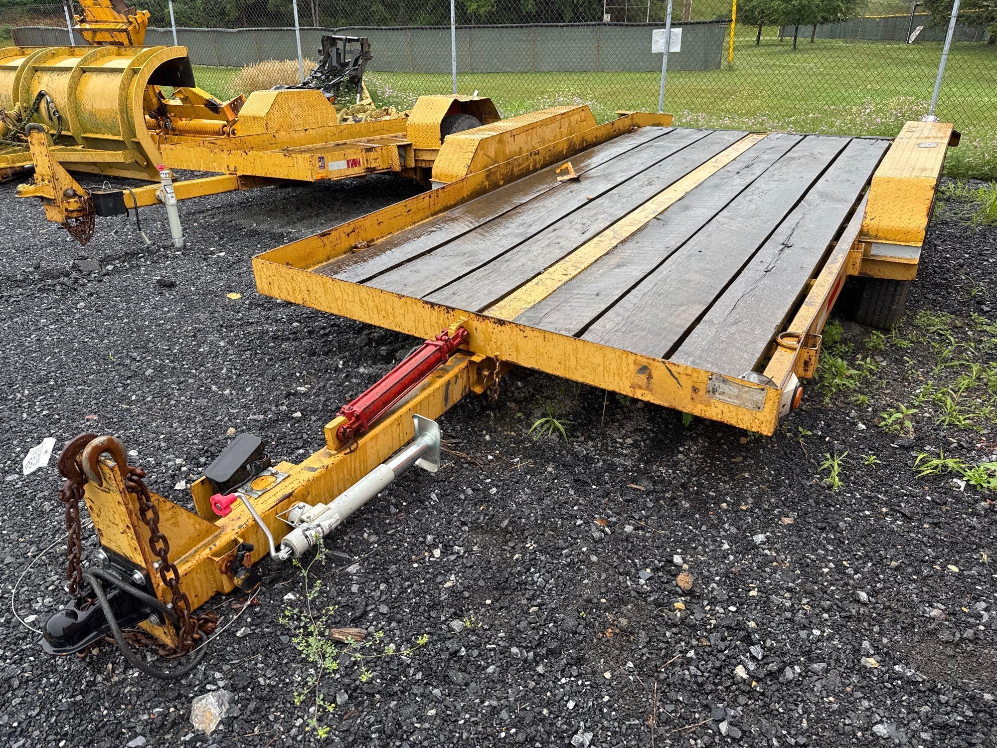 1996 CUSTOM 16' DOVETAIL TRAILER