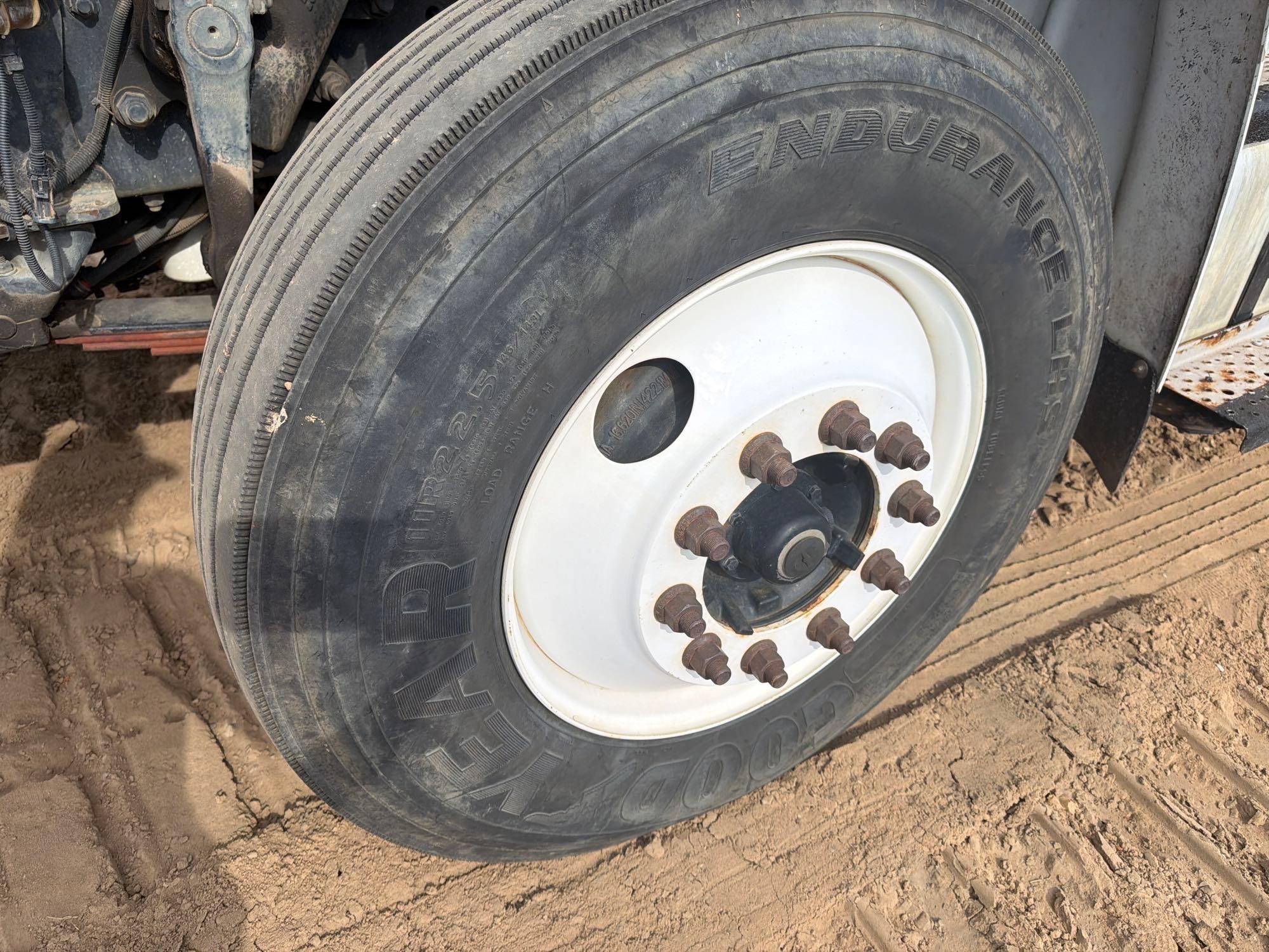 2011 Freightliner M2106