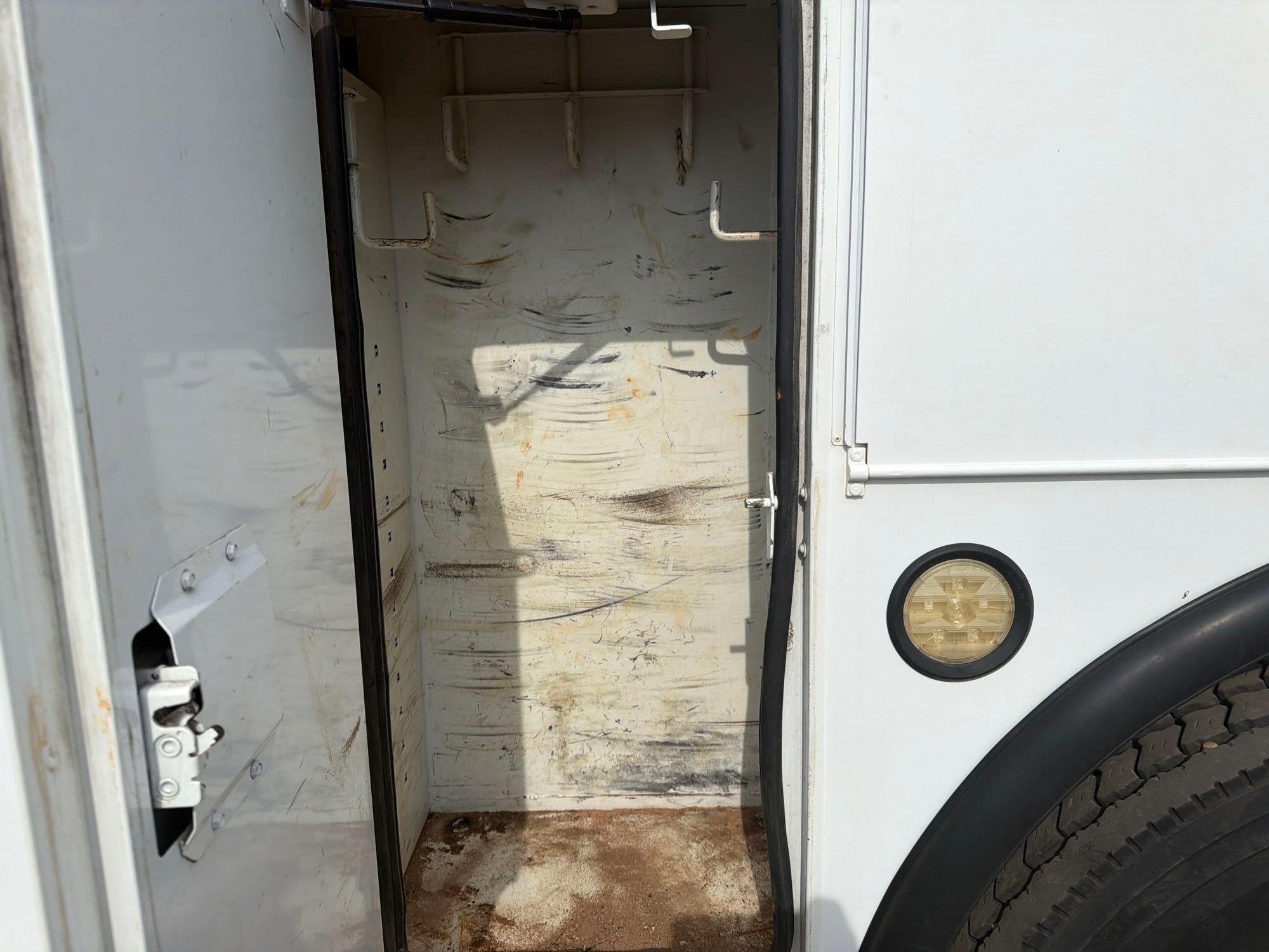 2011 Freightliner M2106