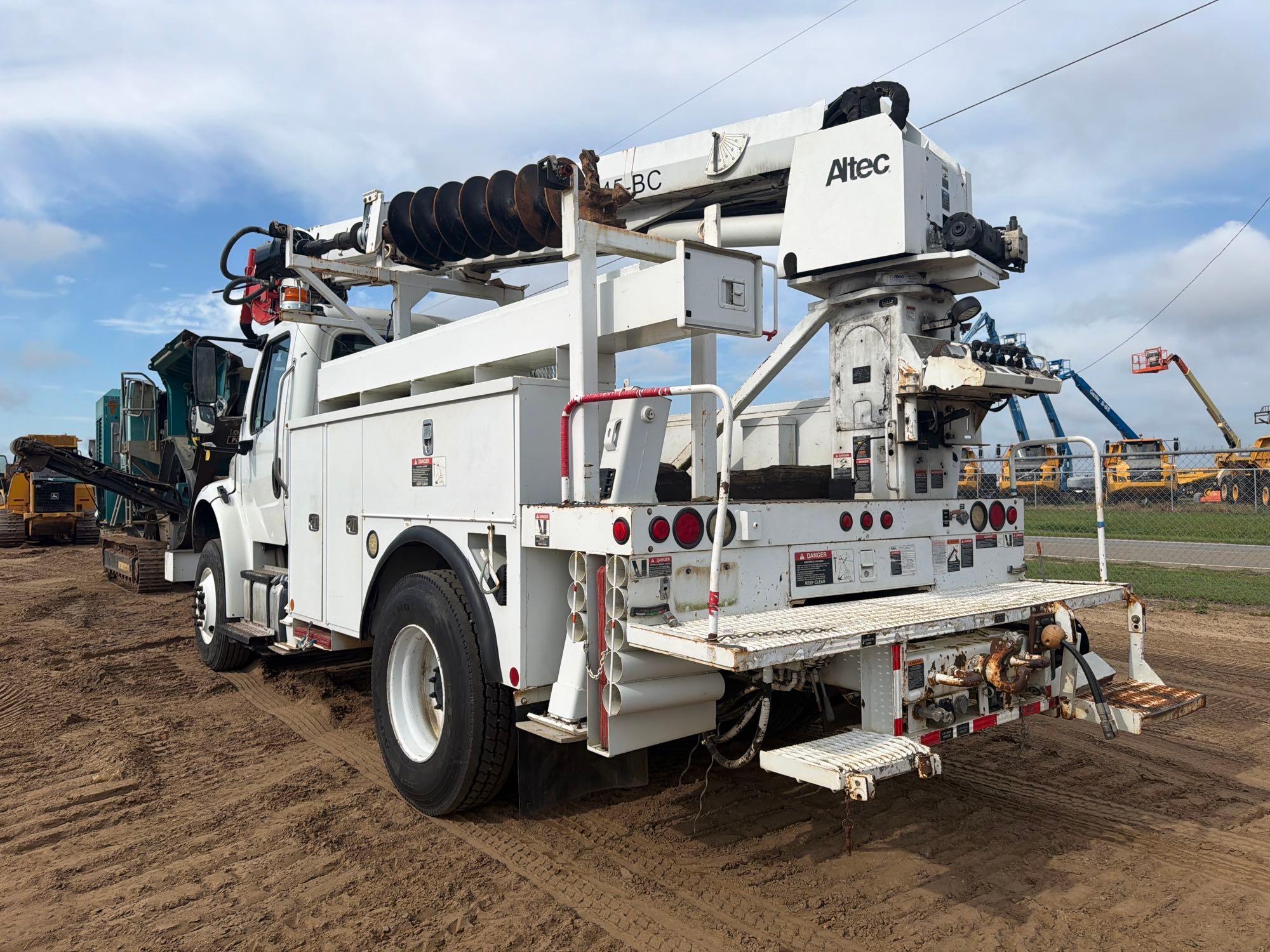 2011 Freightliner M2106