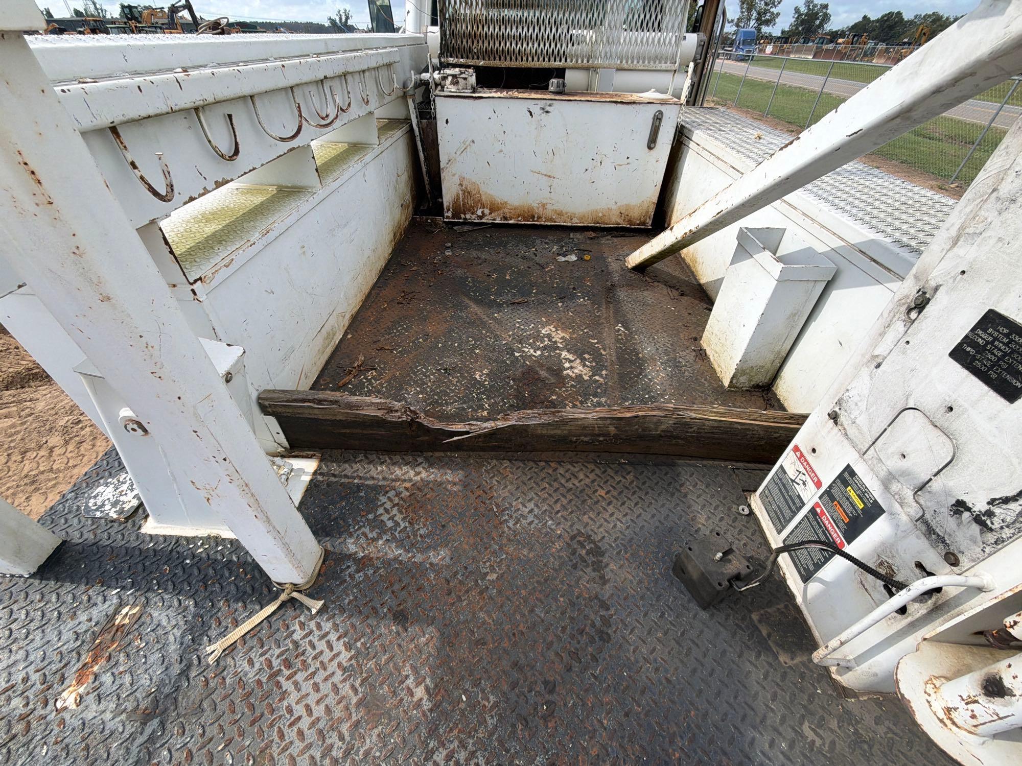 2011 Freightliner M2106