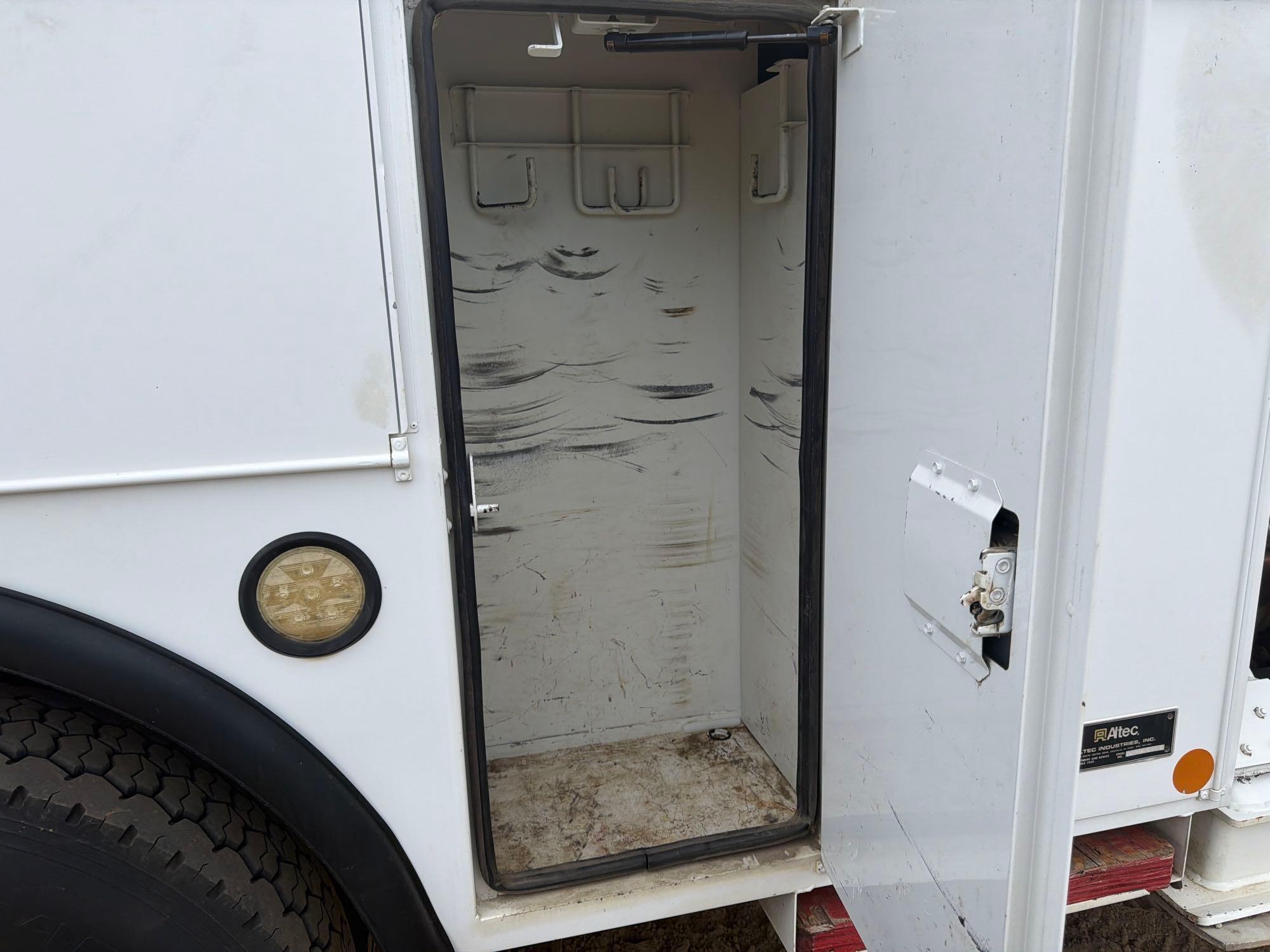 2011 Freightliner M2106