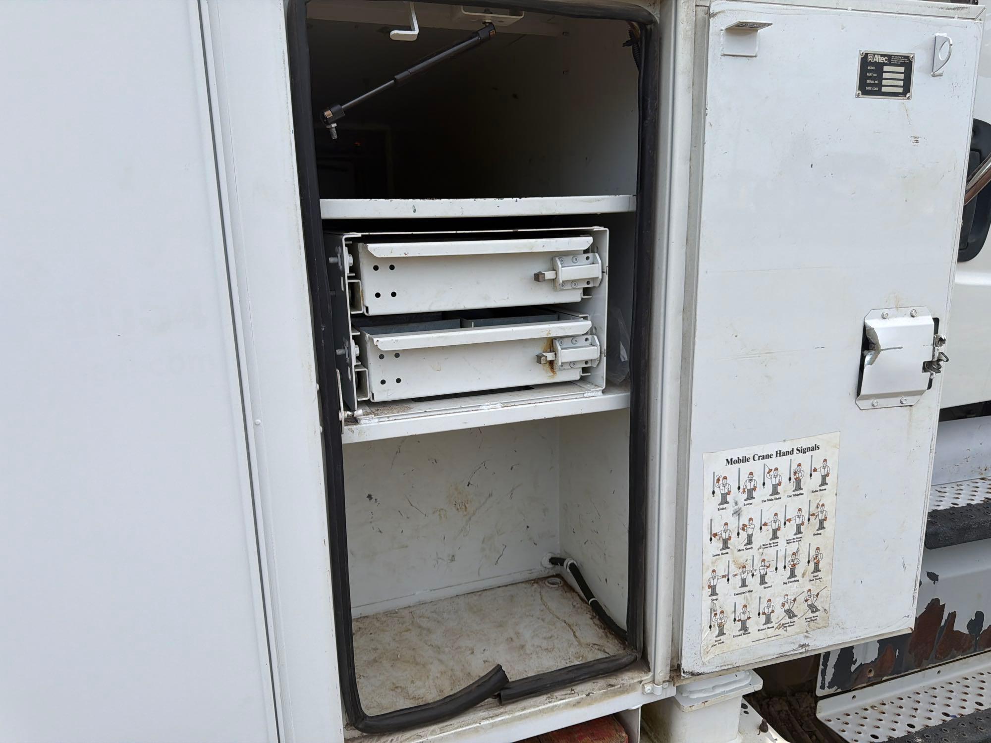 2011 Freightliner M2106
