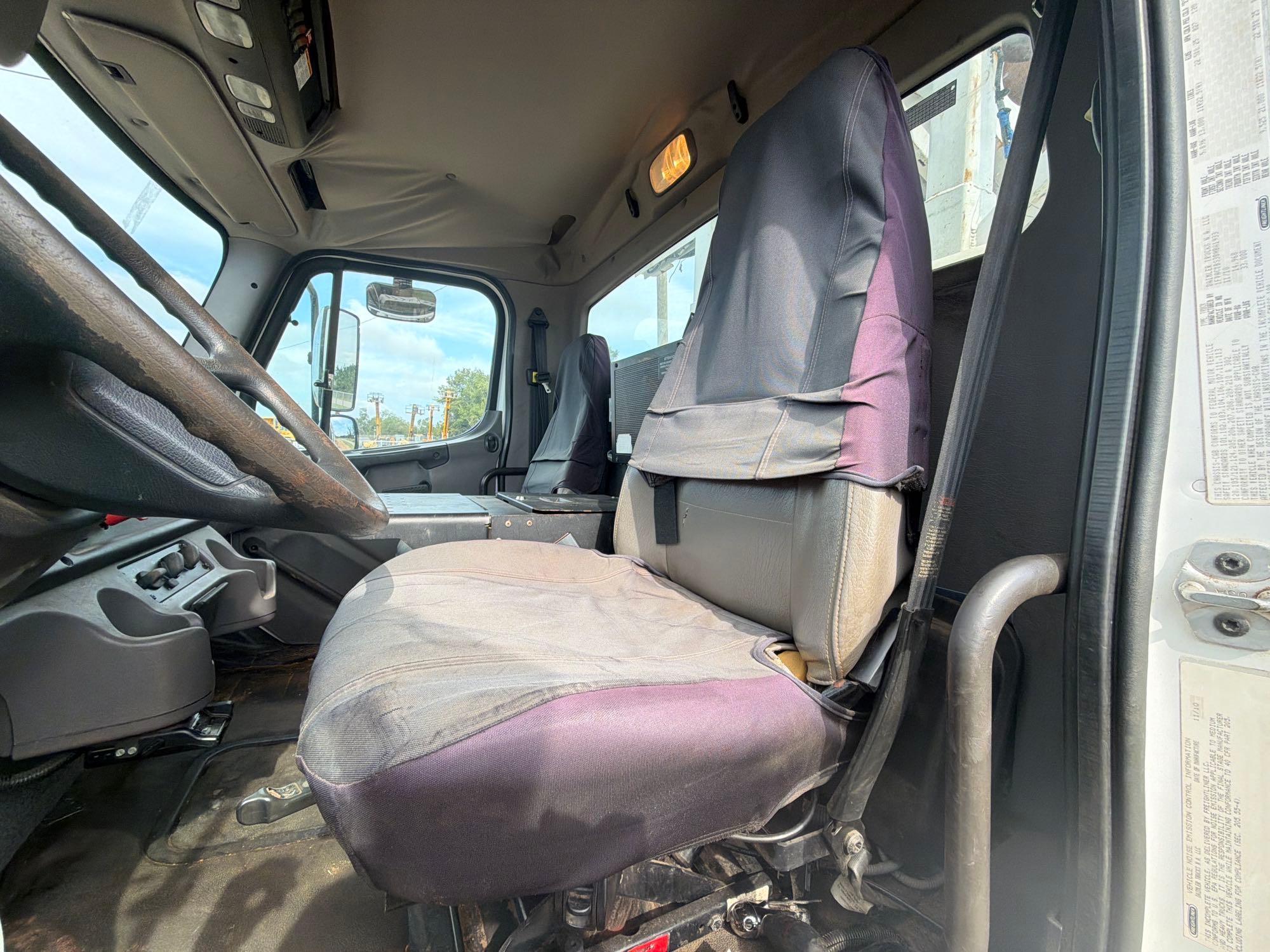 2011 Freightliner M2106
