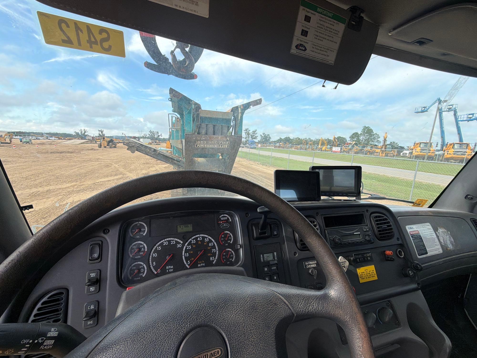 2011 Freightliner M2106