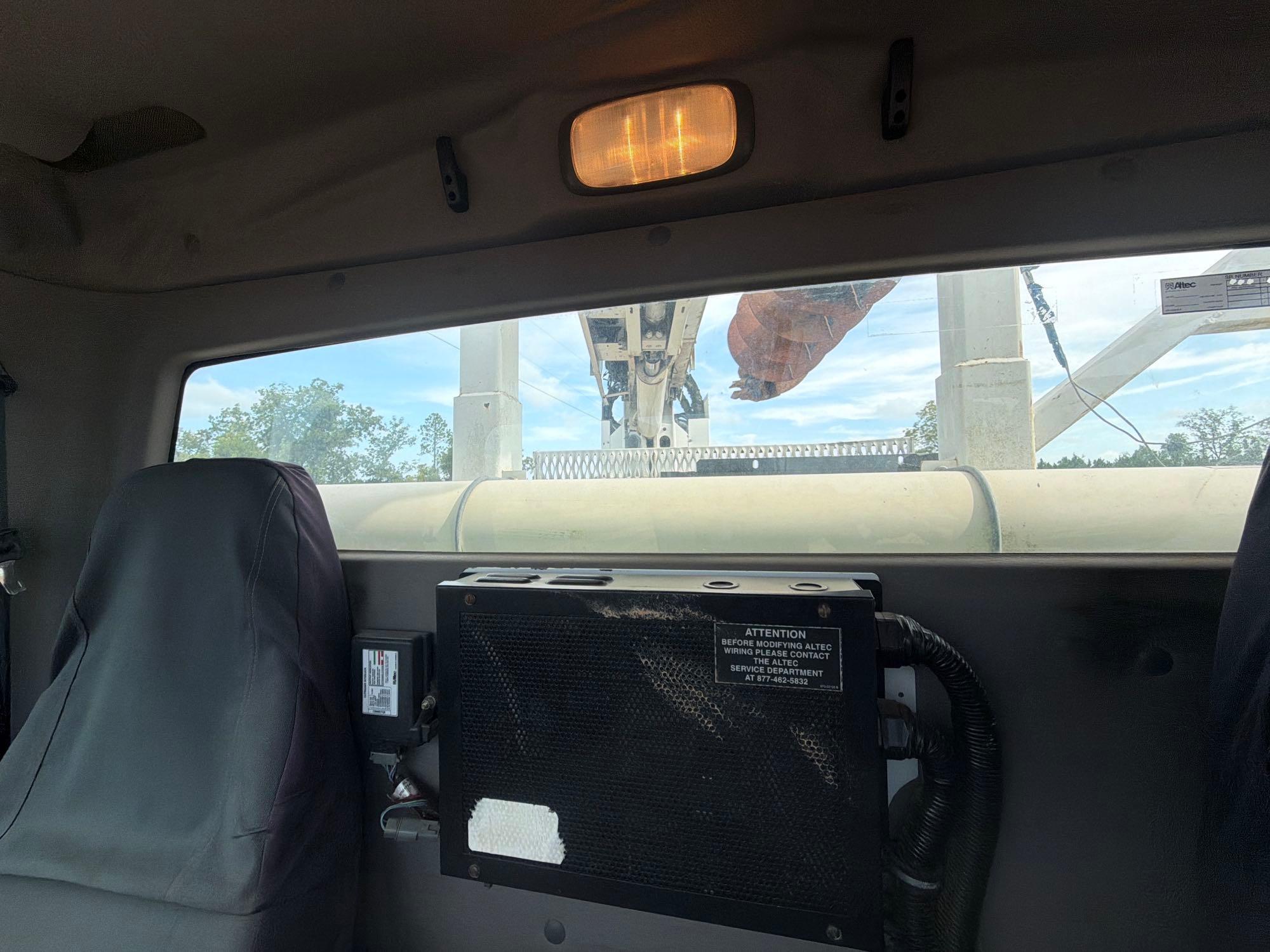 2011 Freightliner M2106