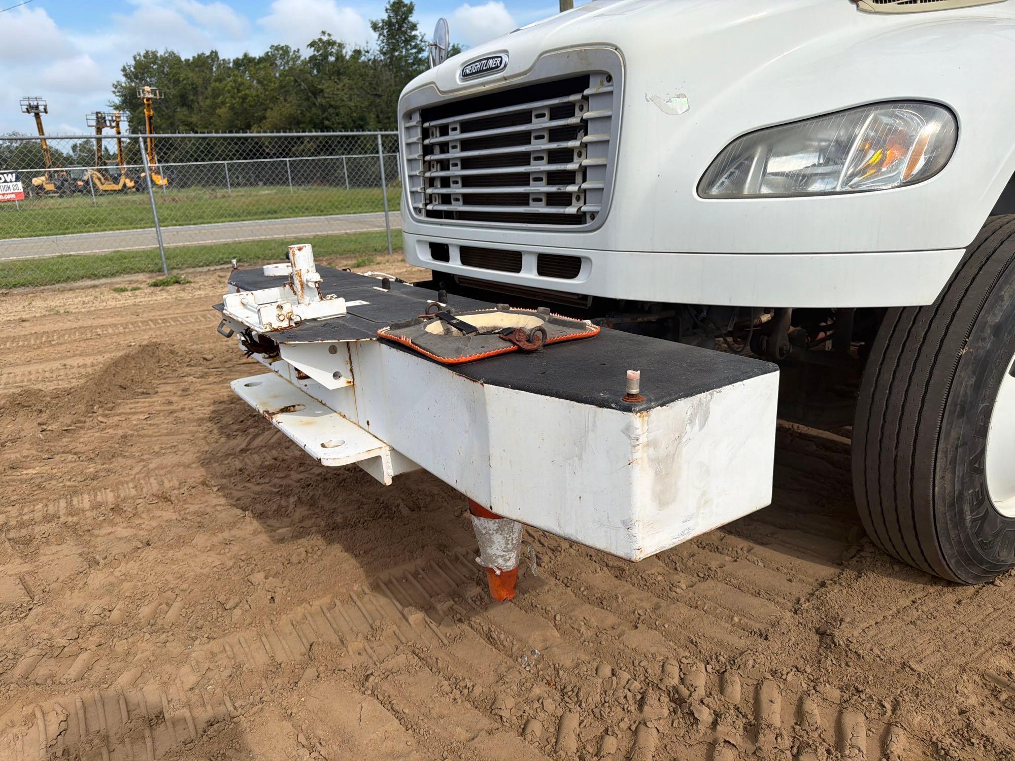 2011 Freightliner M2106