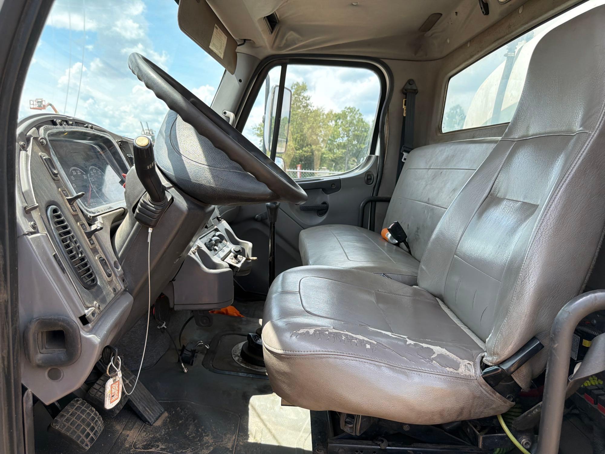 2011 Freightliner Business Class