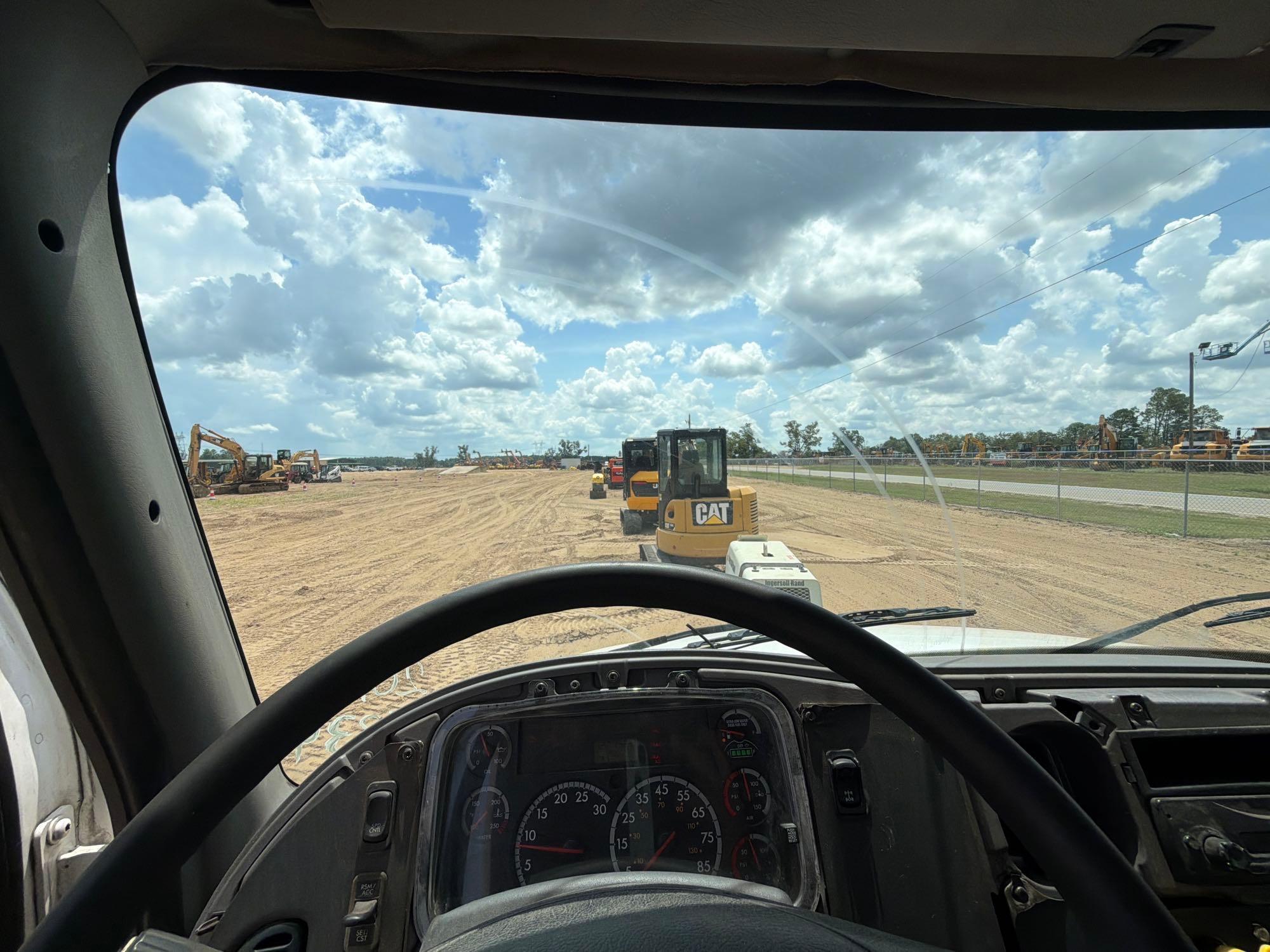 2011 Freightliner Business Class