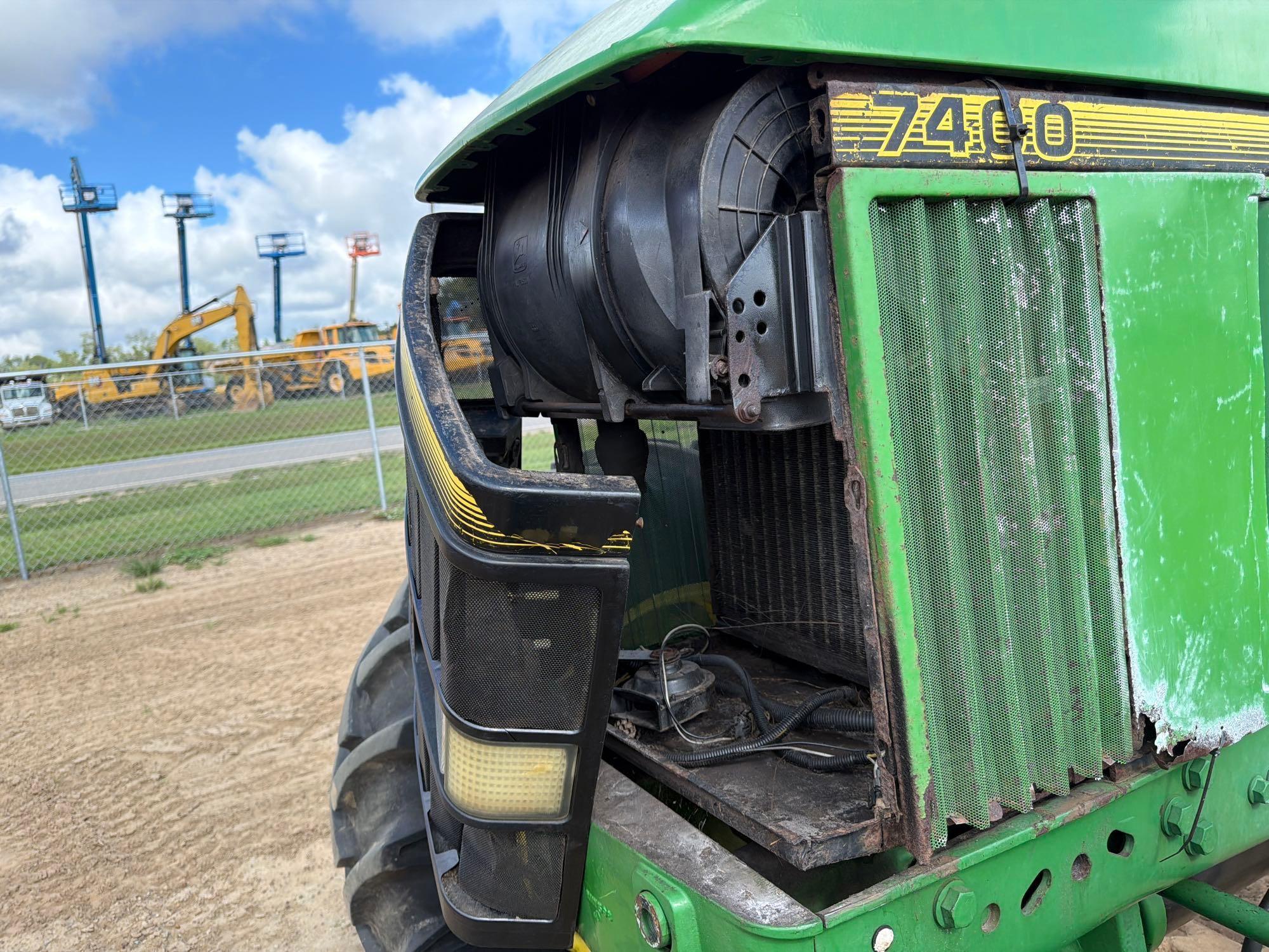 John Deere 7400