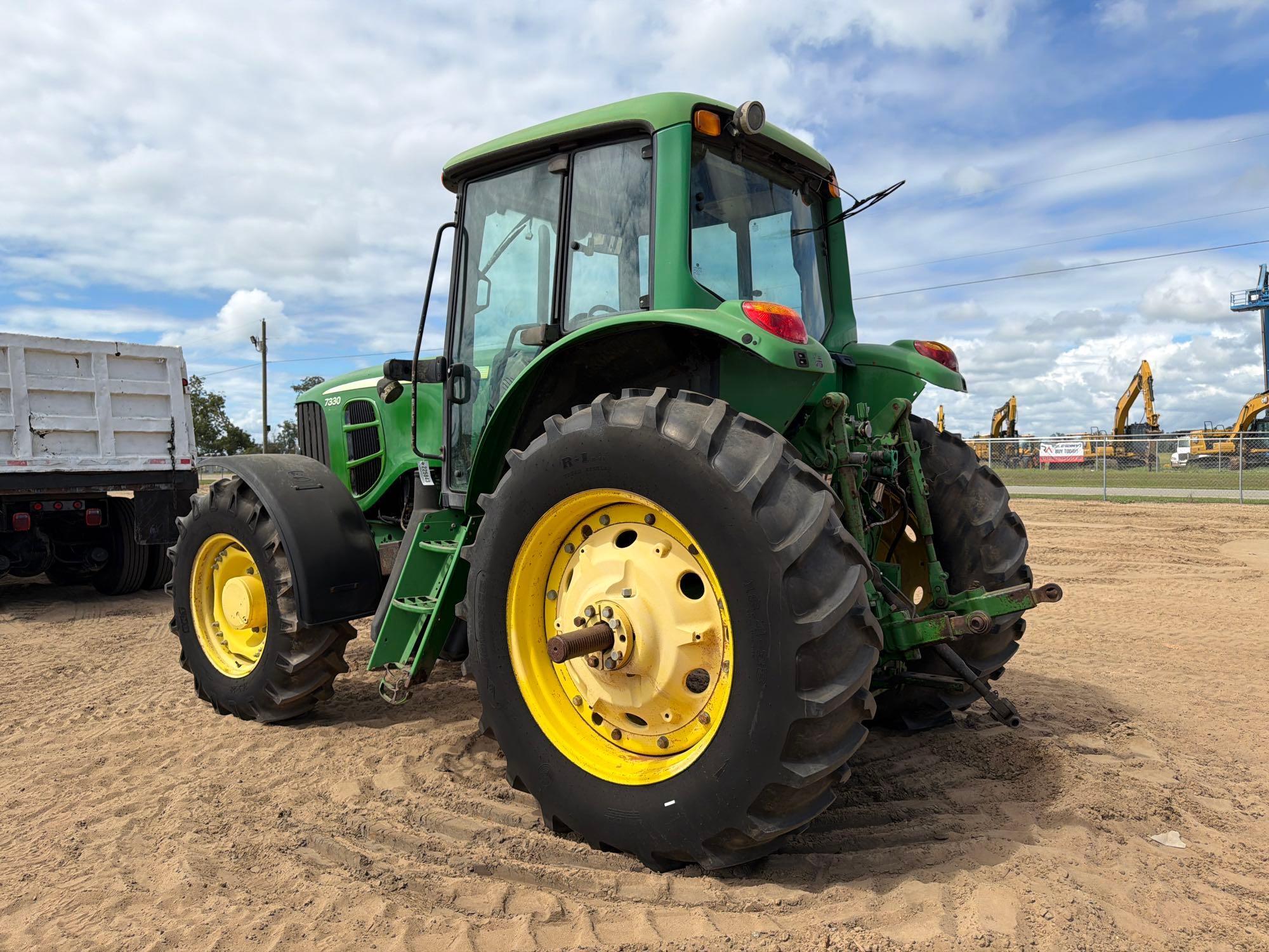John Deere 7330