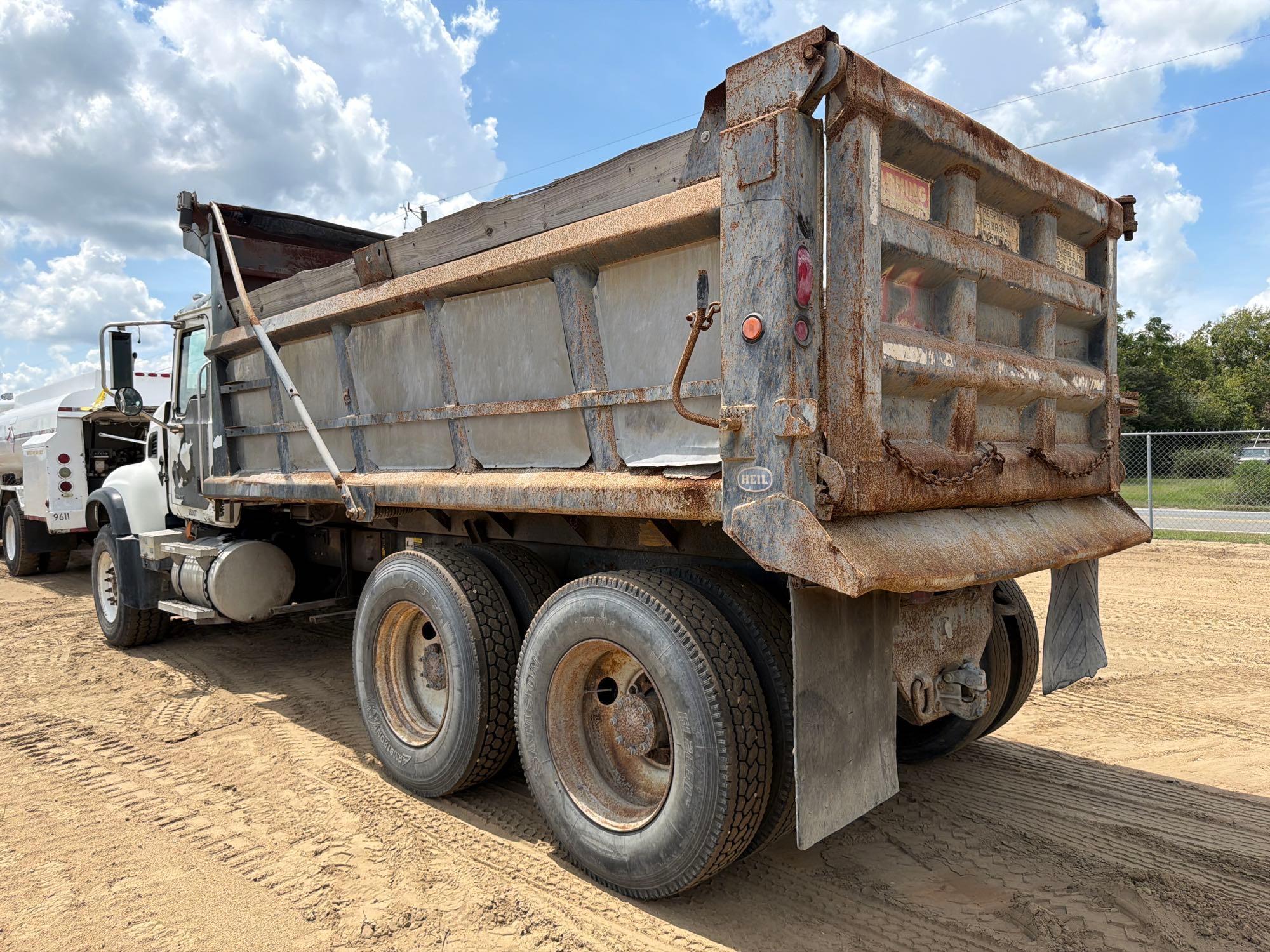 Mack CV713