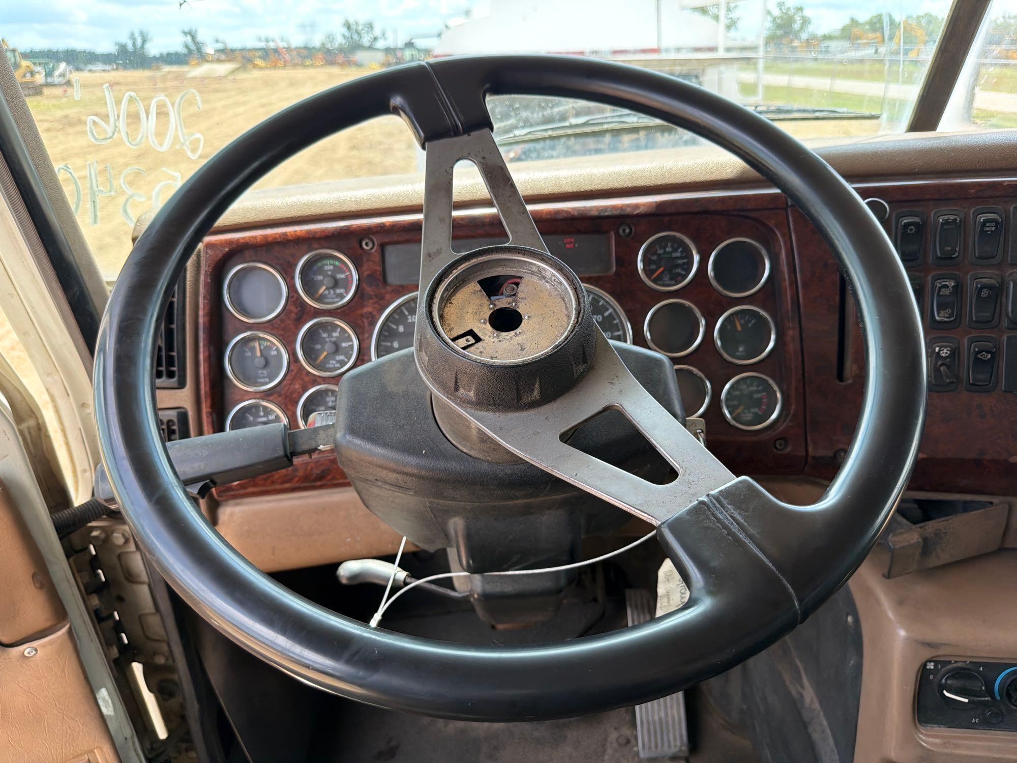 Mack CV713