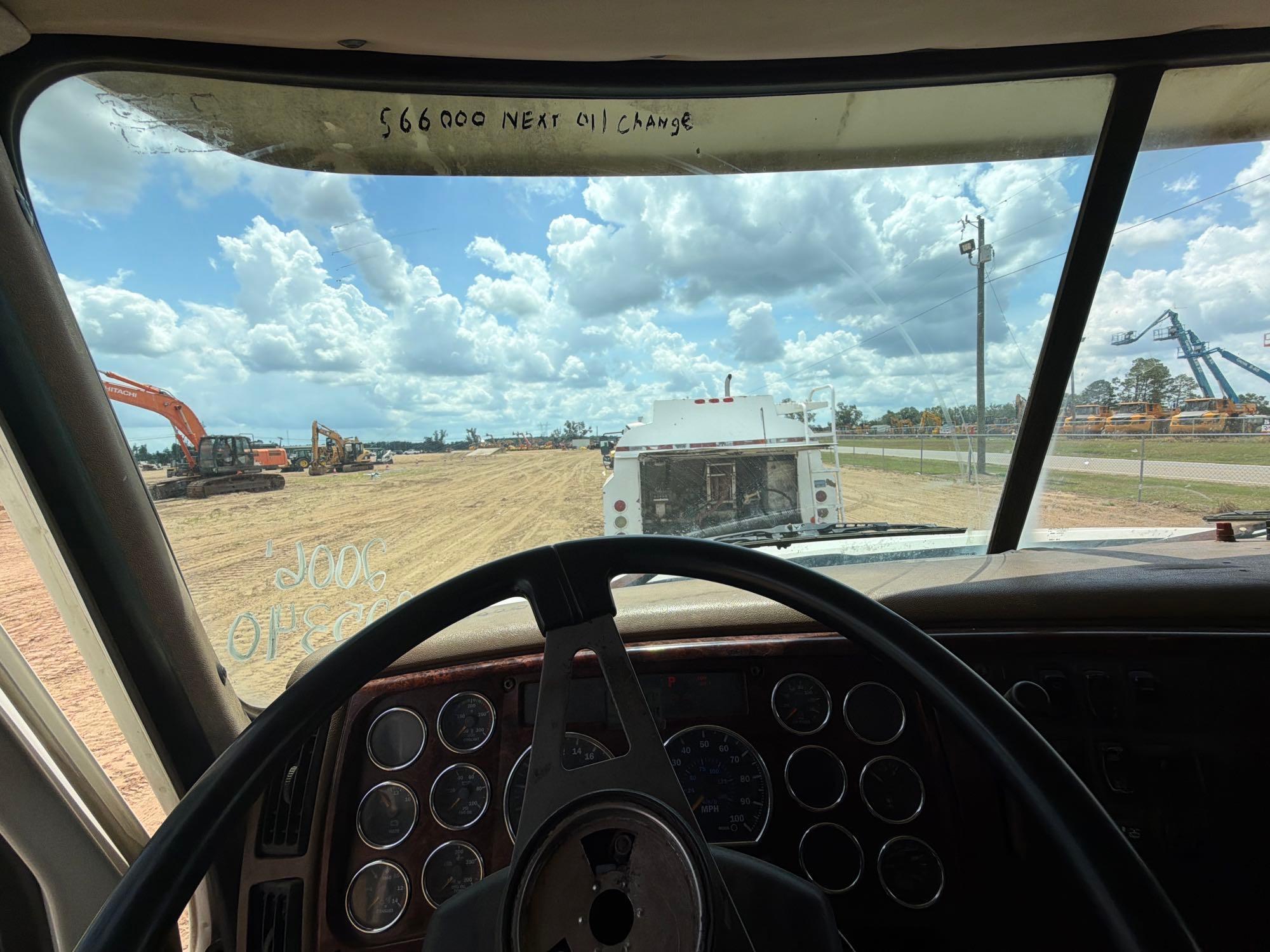 Mack CV713