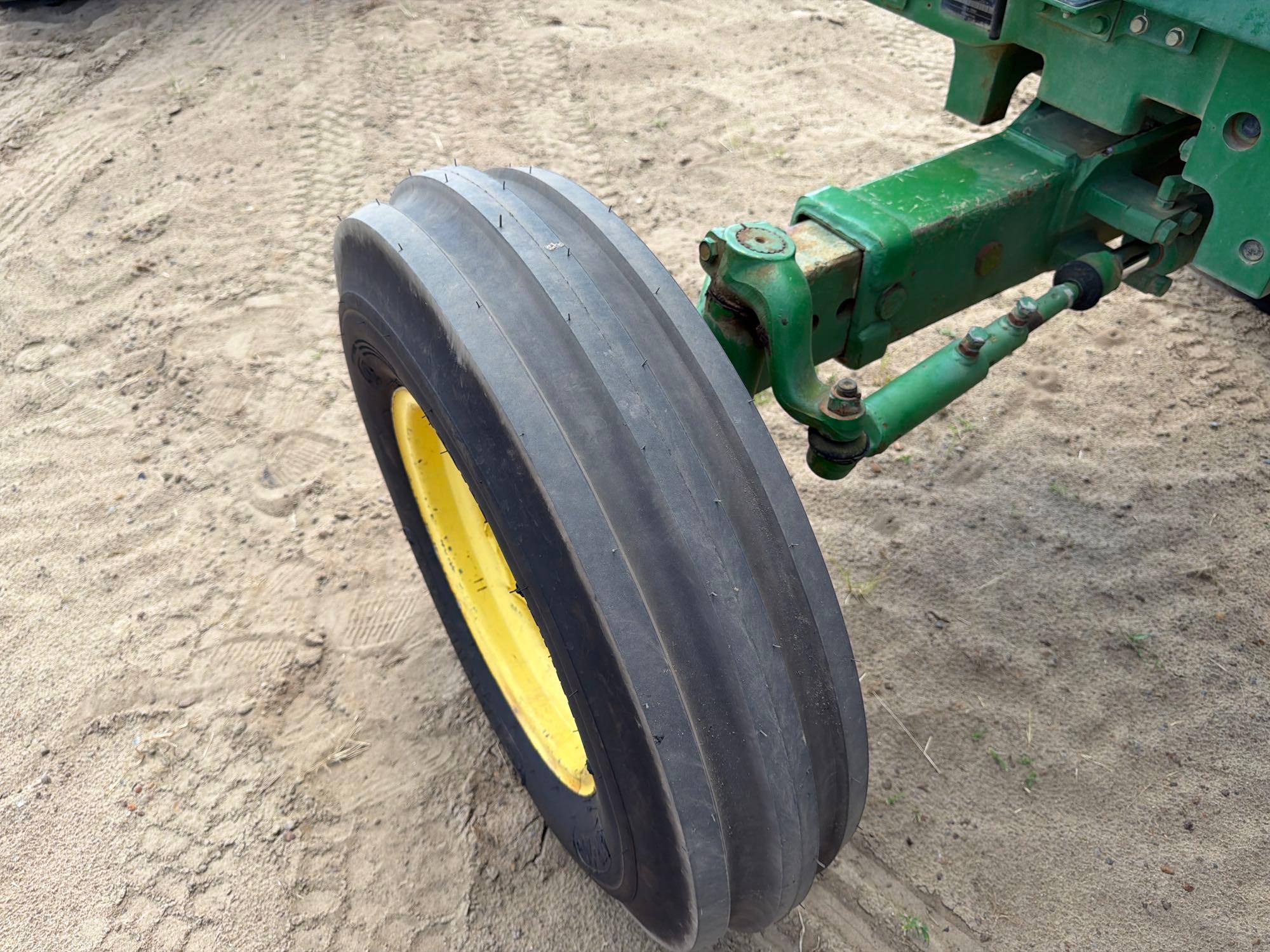 John Deere 5055E