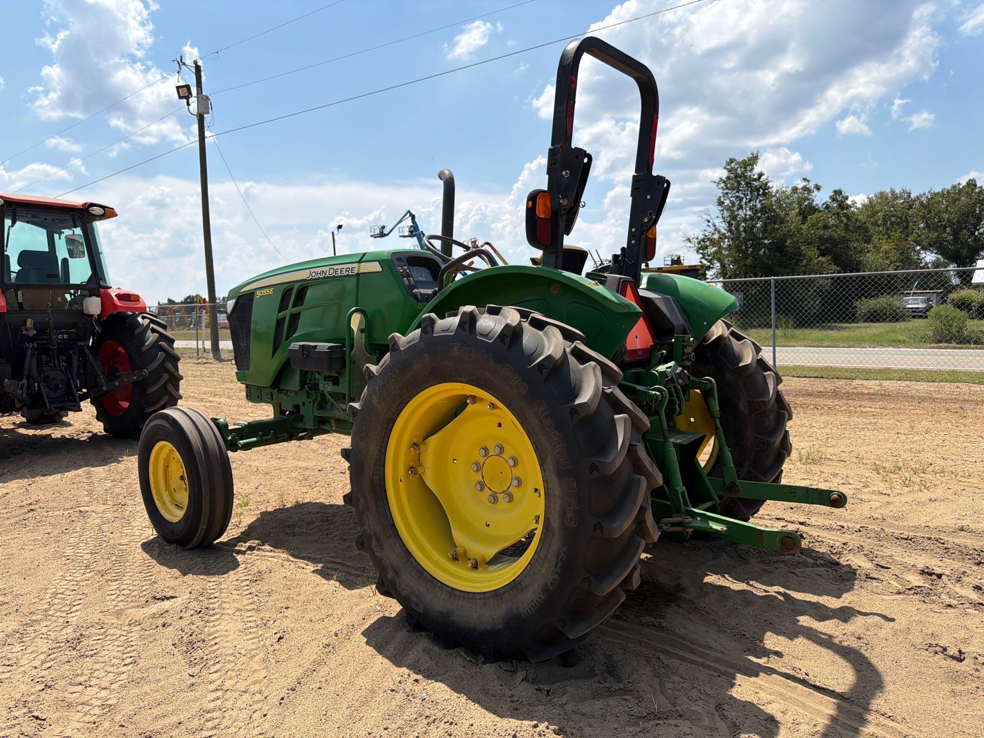 John Deere 5055E