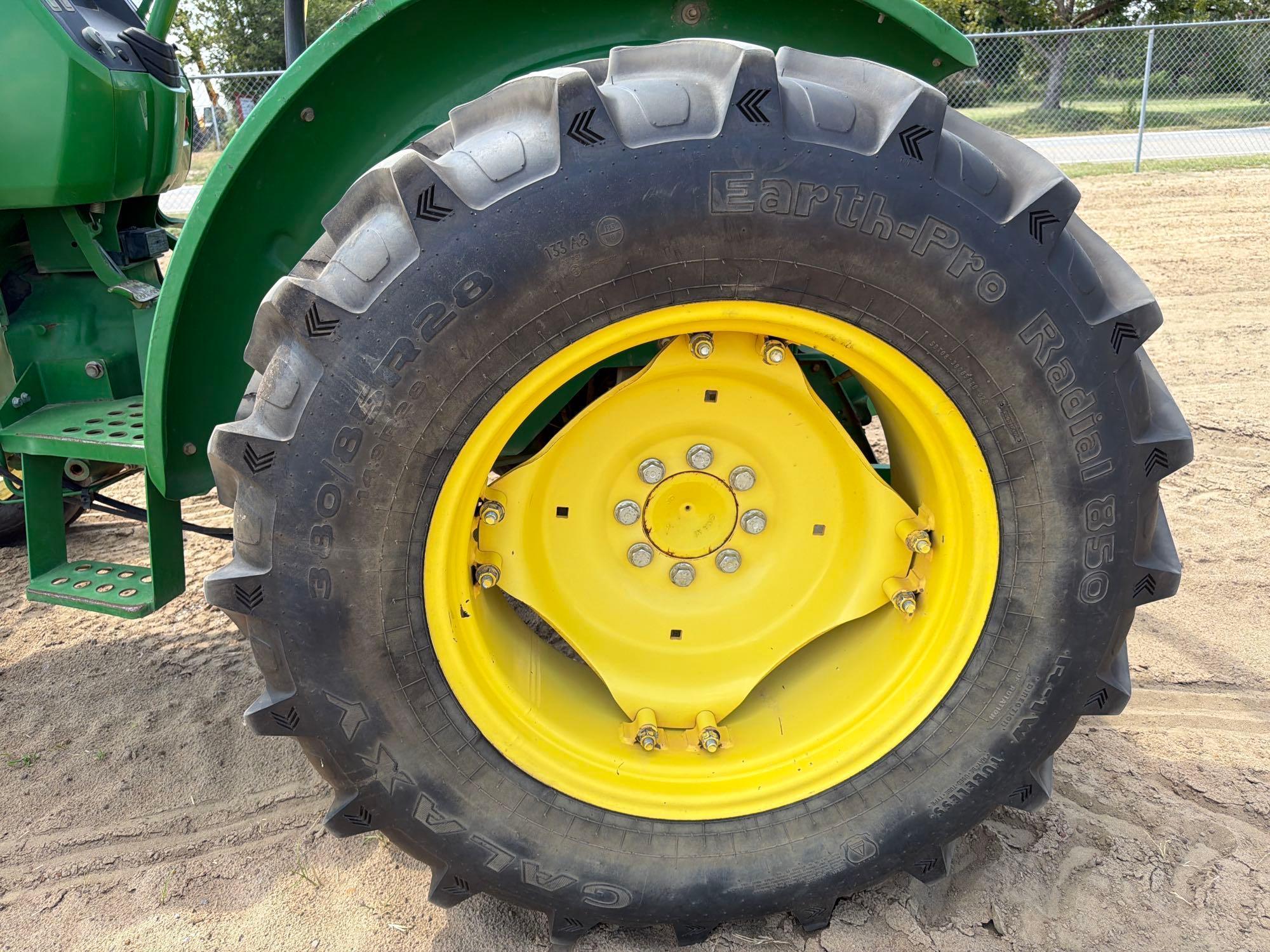 John Deere 5055E