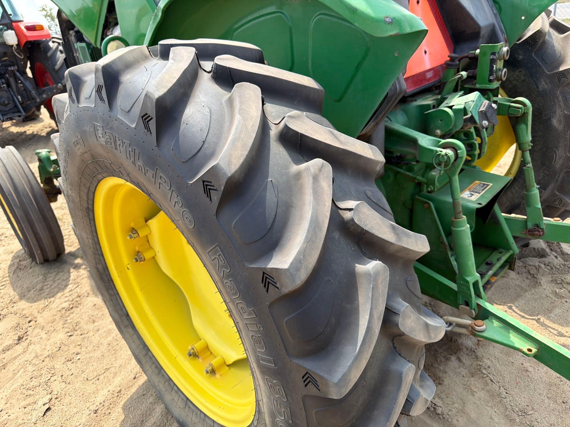 John Deere 5055E