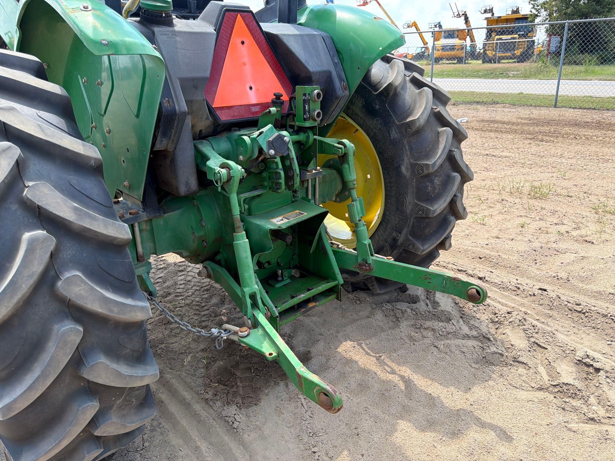 John Deere 5055E