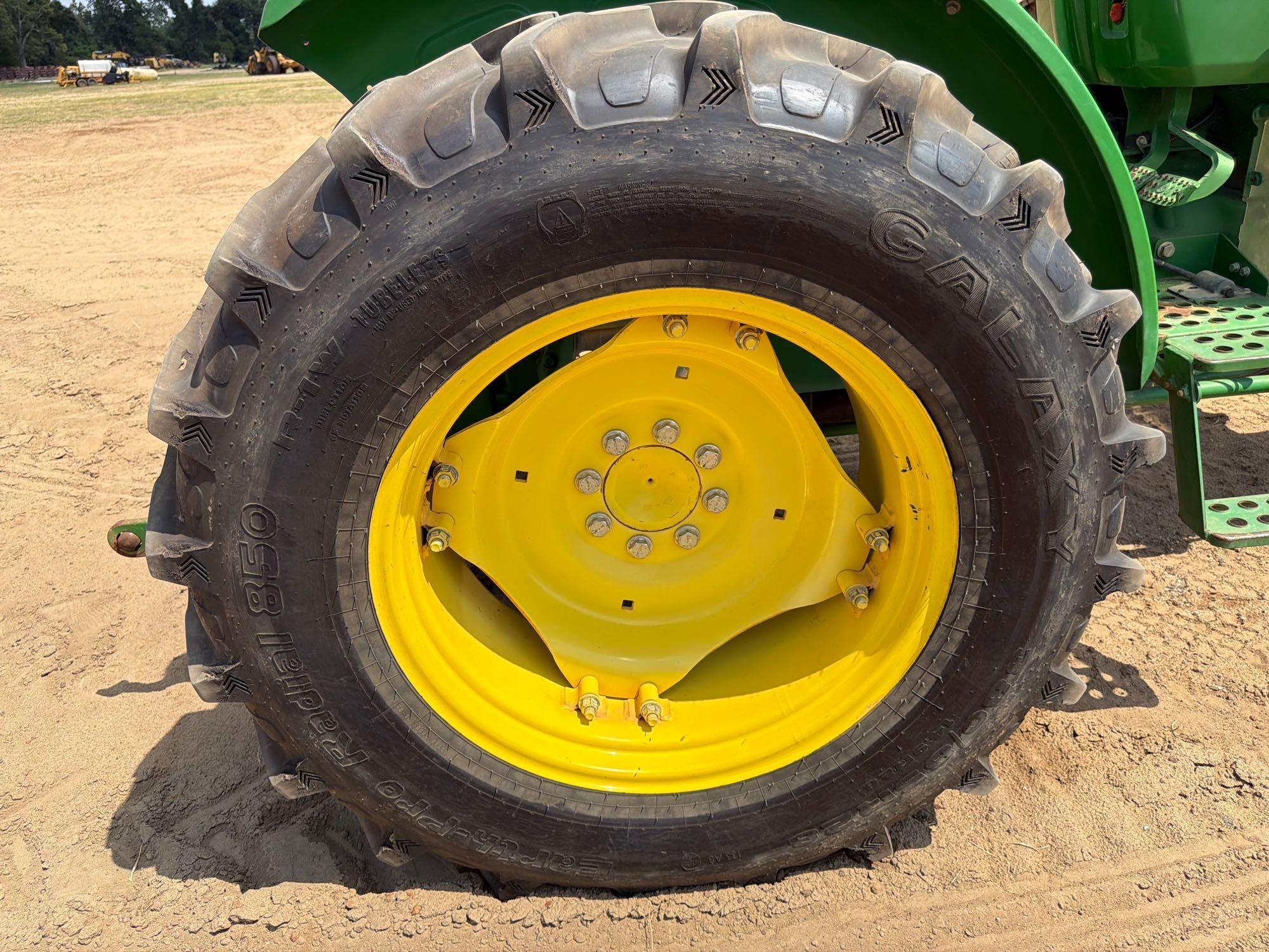 John Deere 5055E