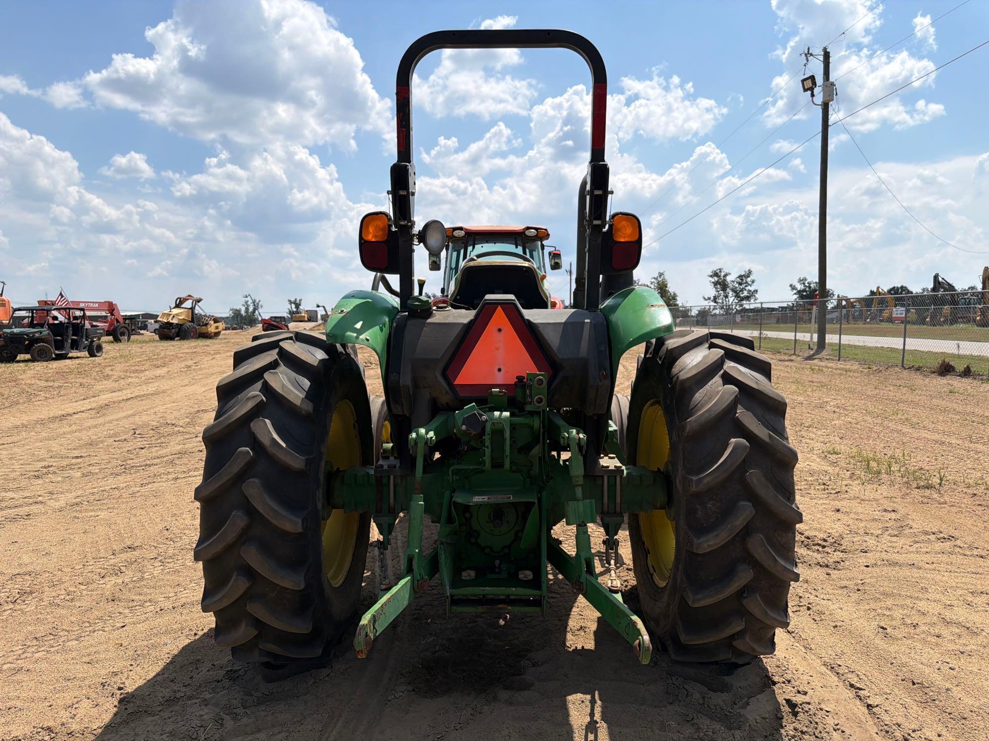 John Deere 5055E