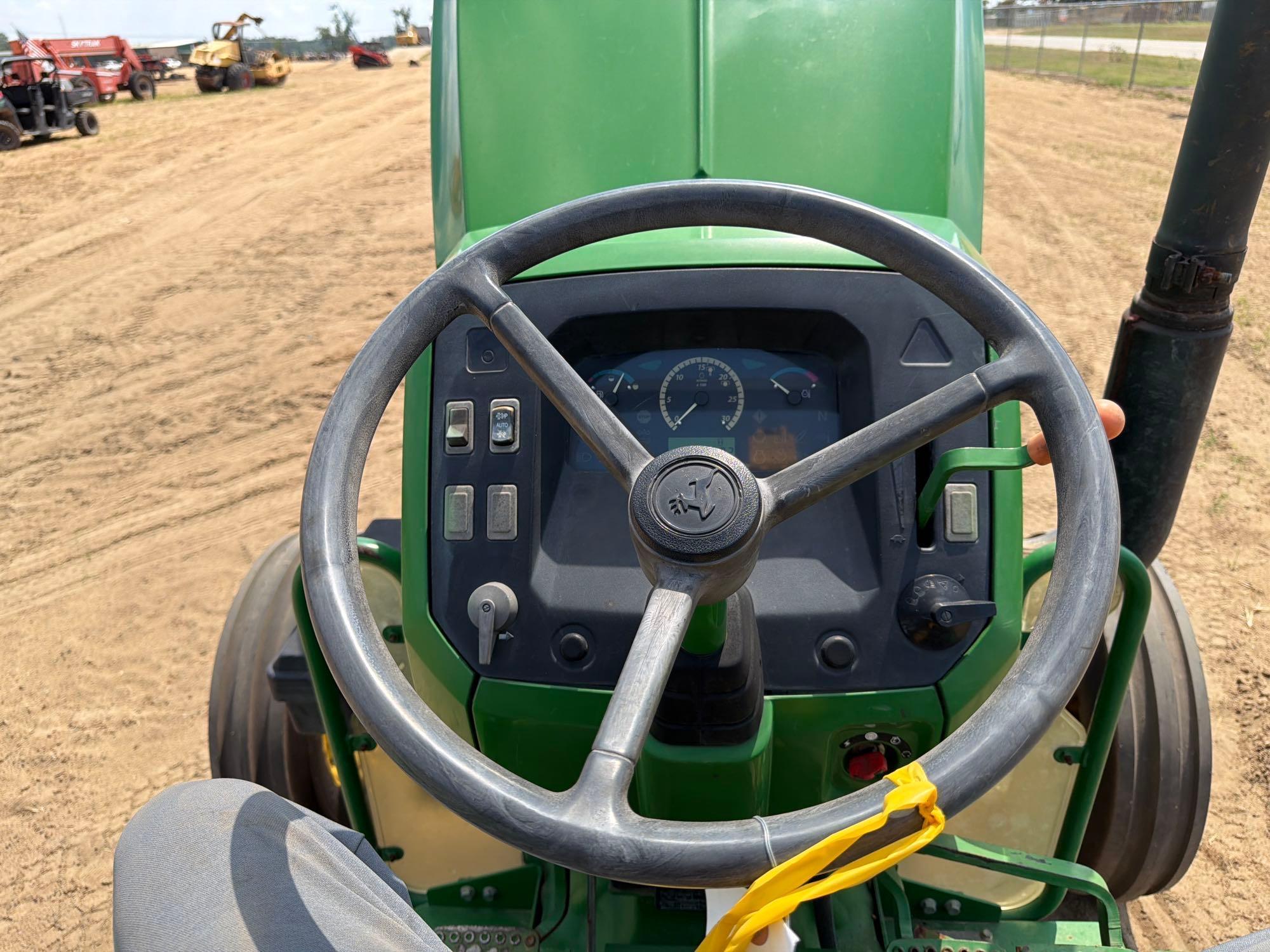 John Deere 5055E