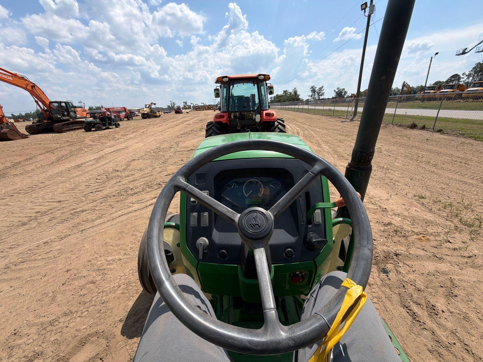 John Deere 5055E
