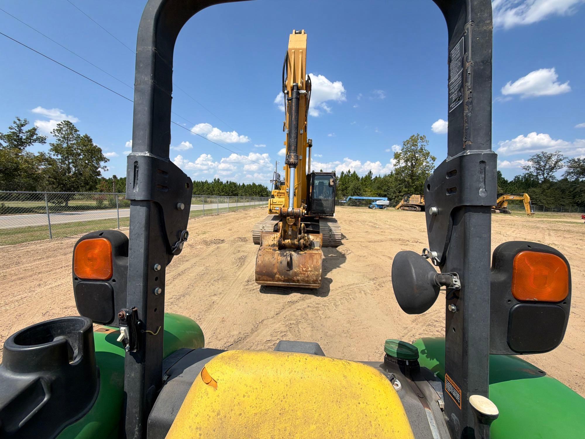 John Deere 5055E