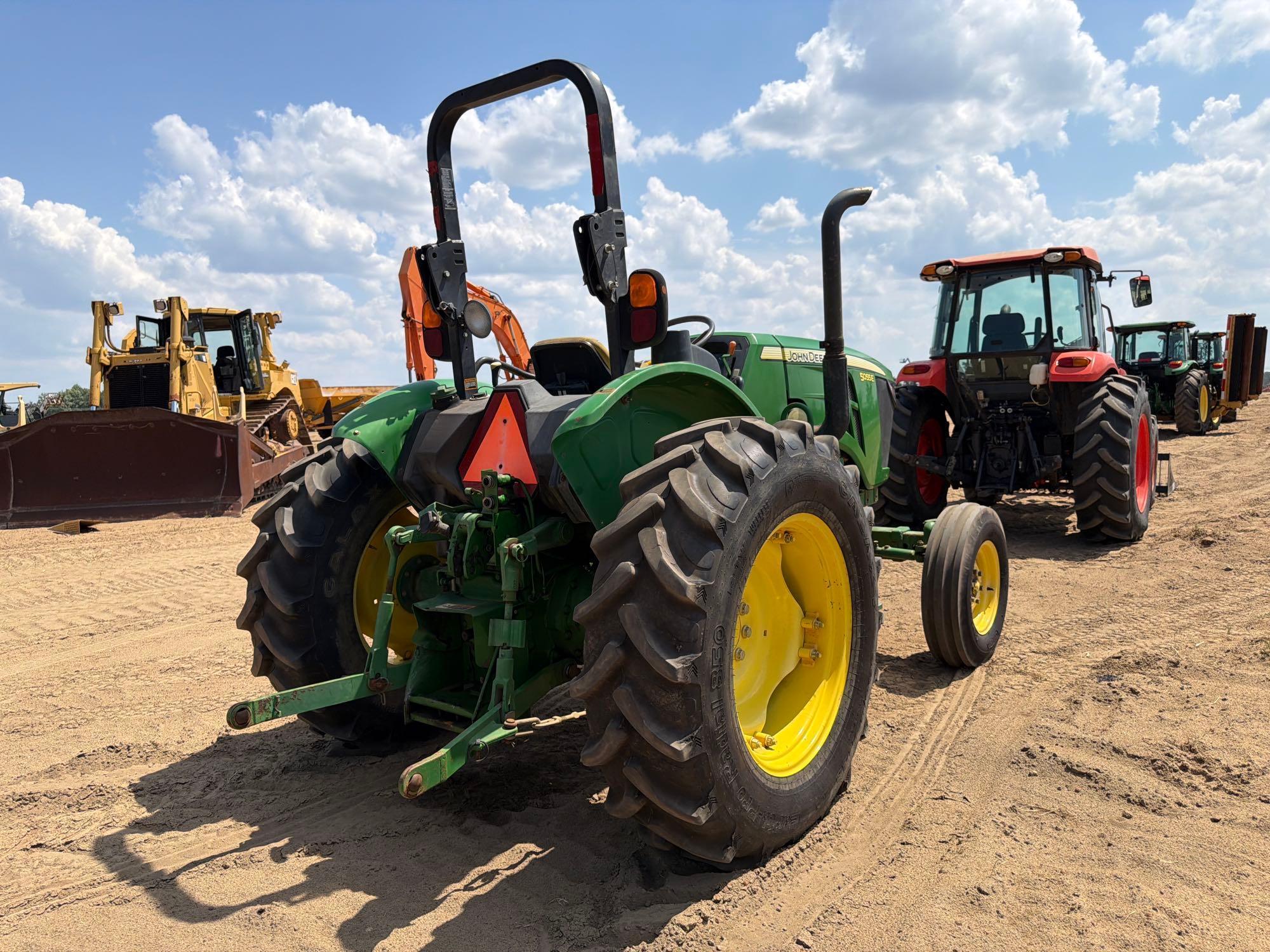 John Deere 5055E
