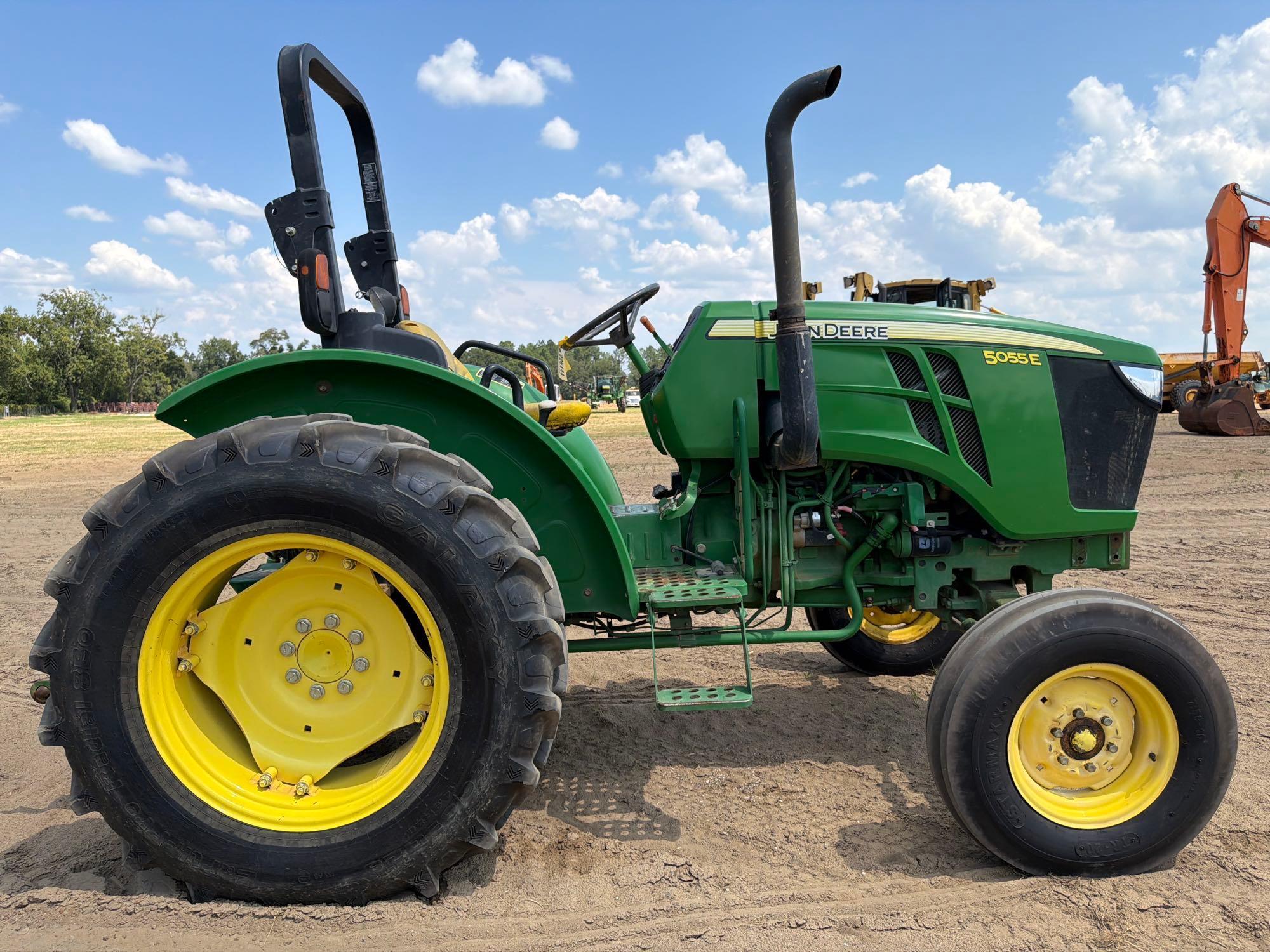 John Deere 5055E