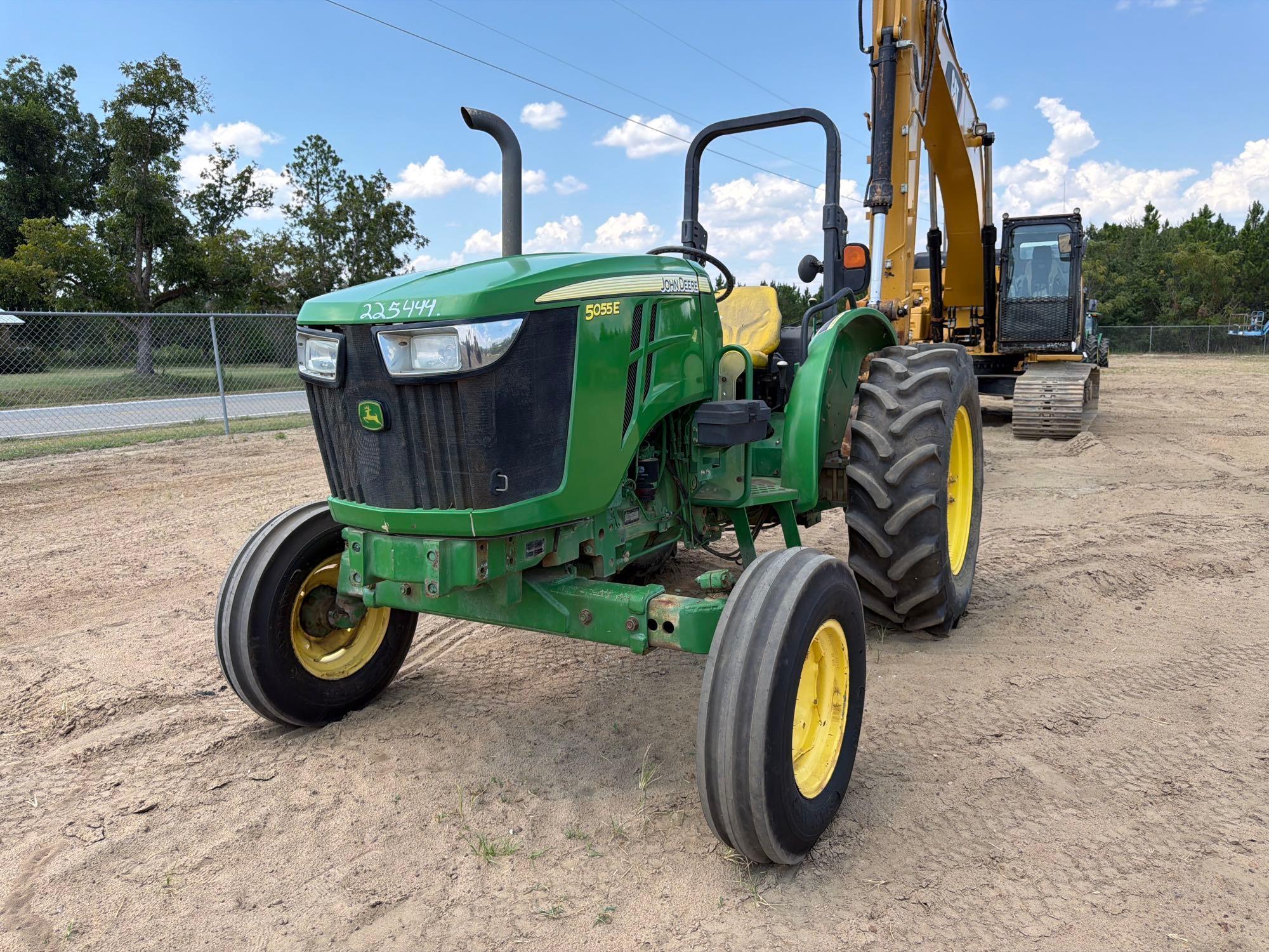 John Deere 5055E