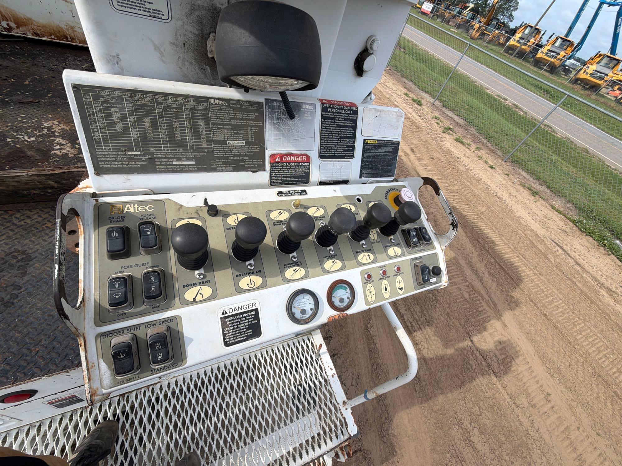 2011 Freightliner M2106