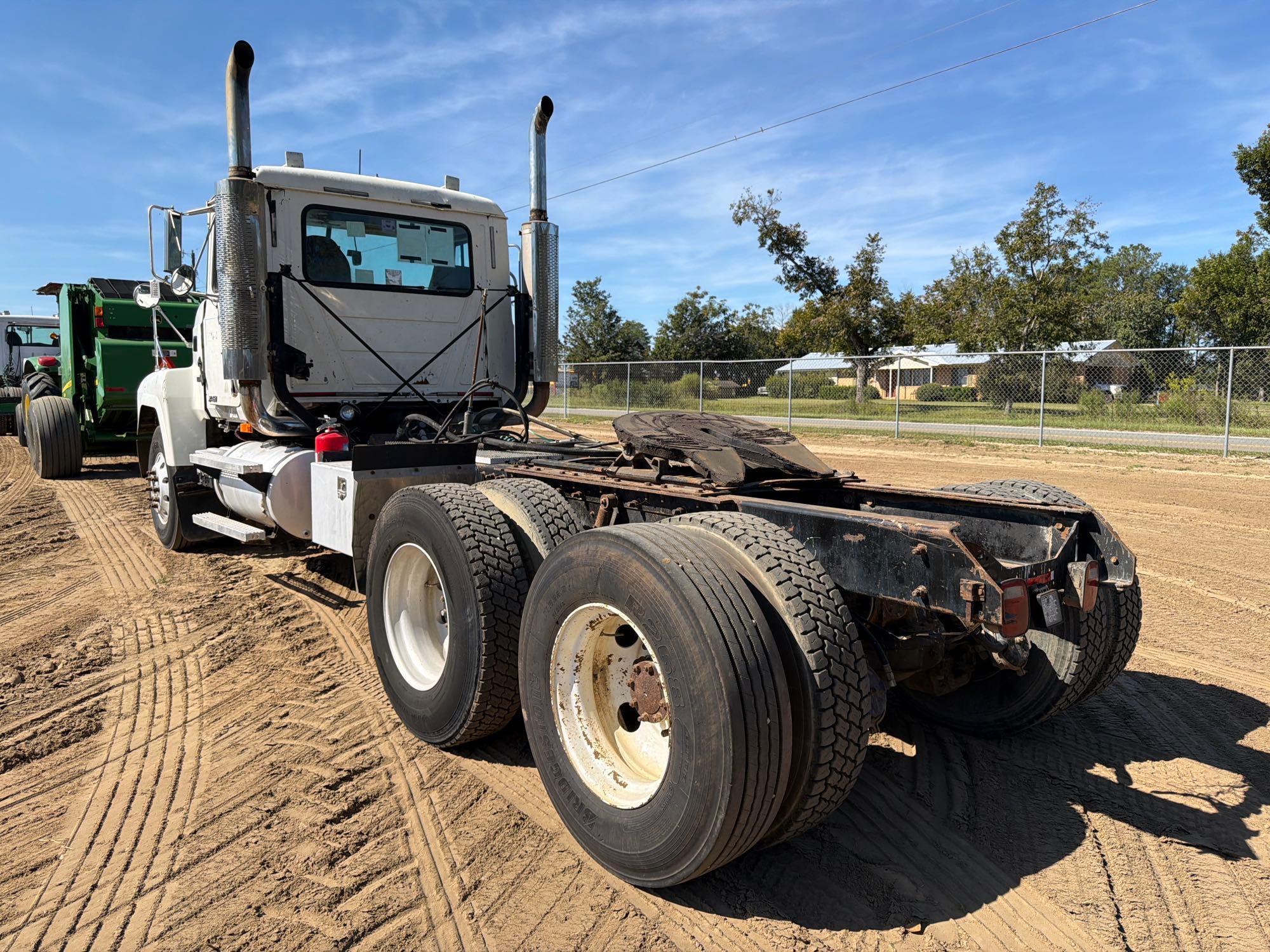 2001 Mack 613