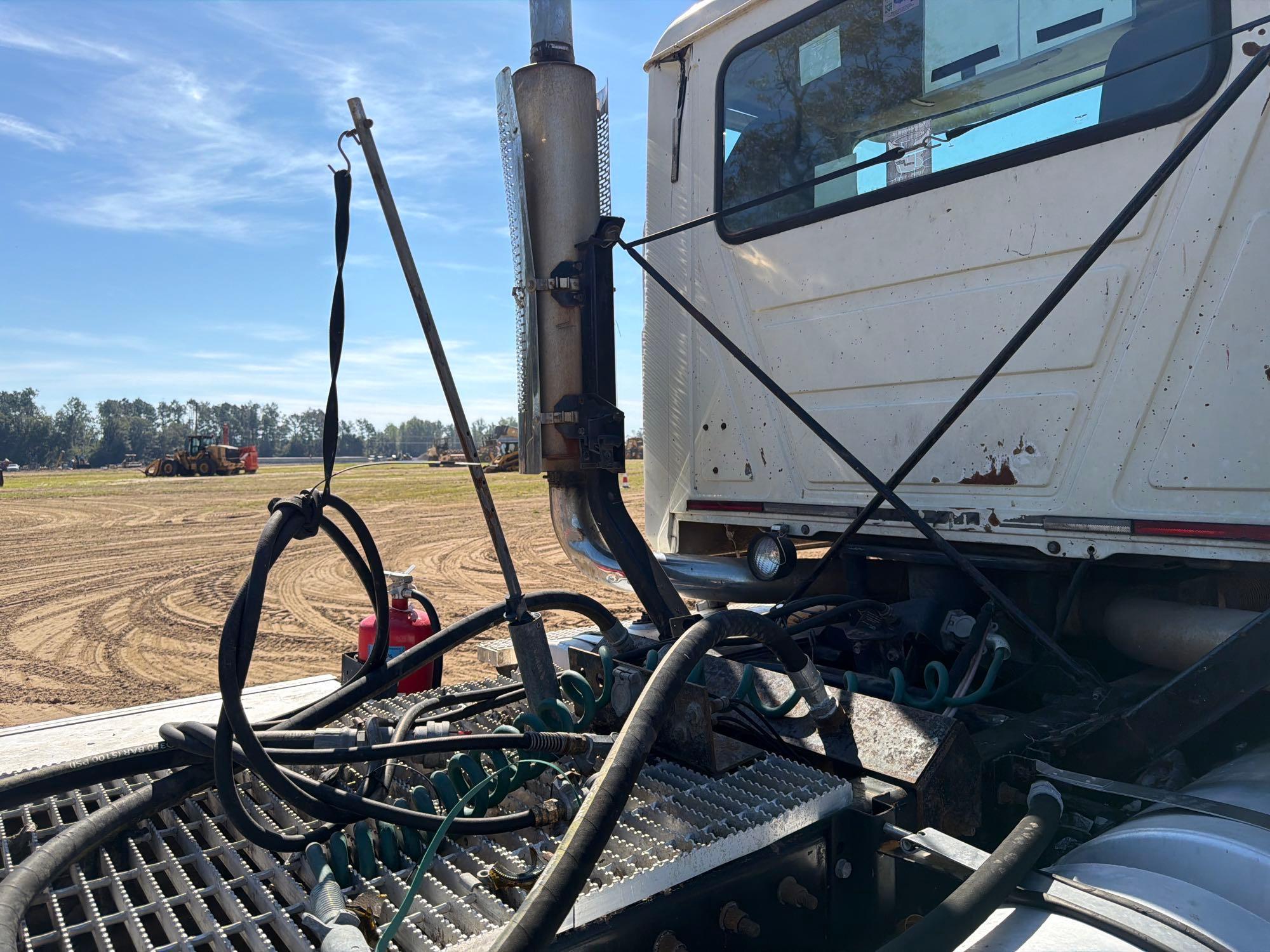 2001 Mack 613