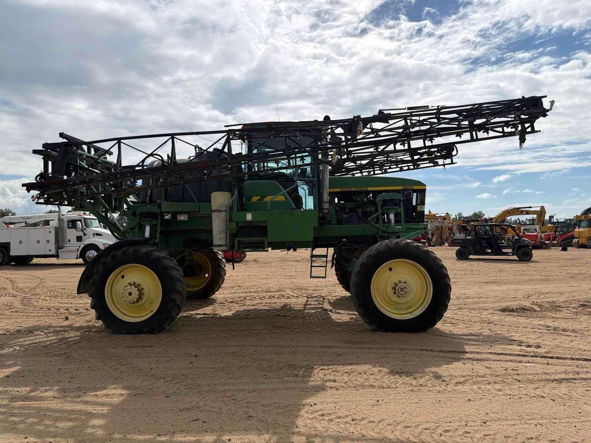 John Deere 4700