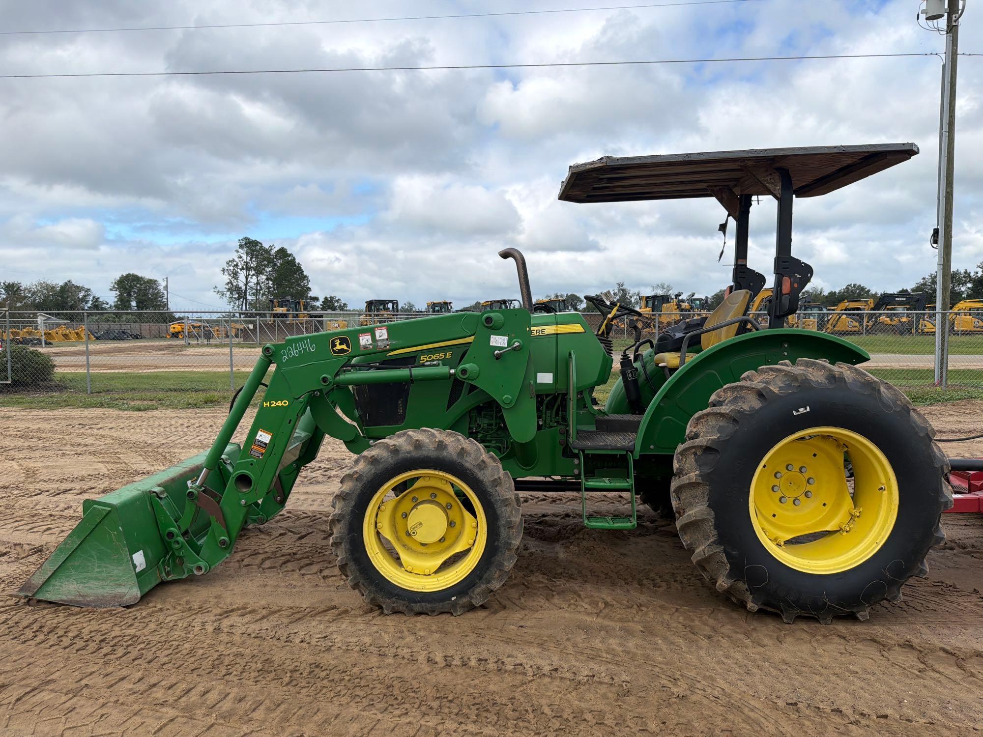 John Deere 5065E