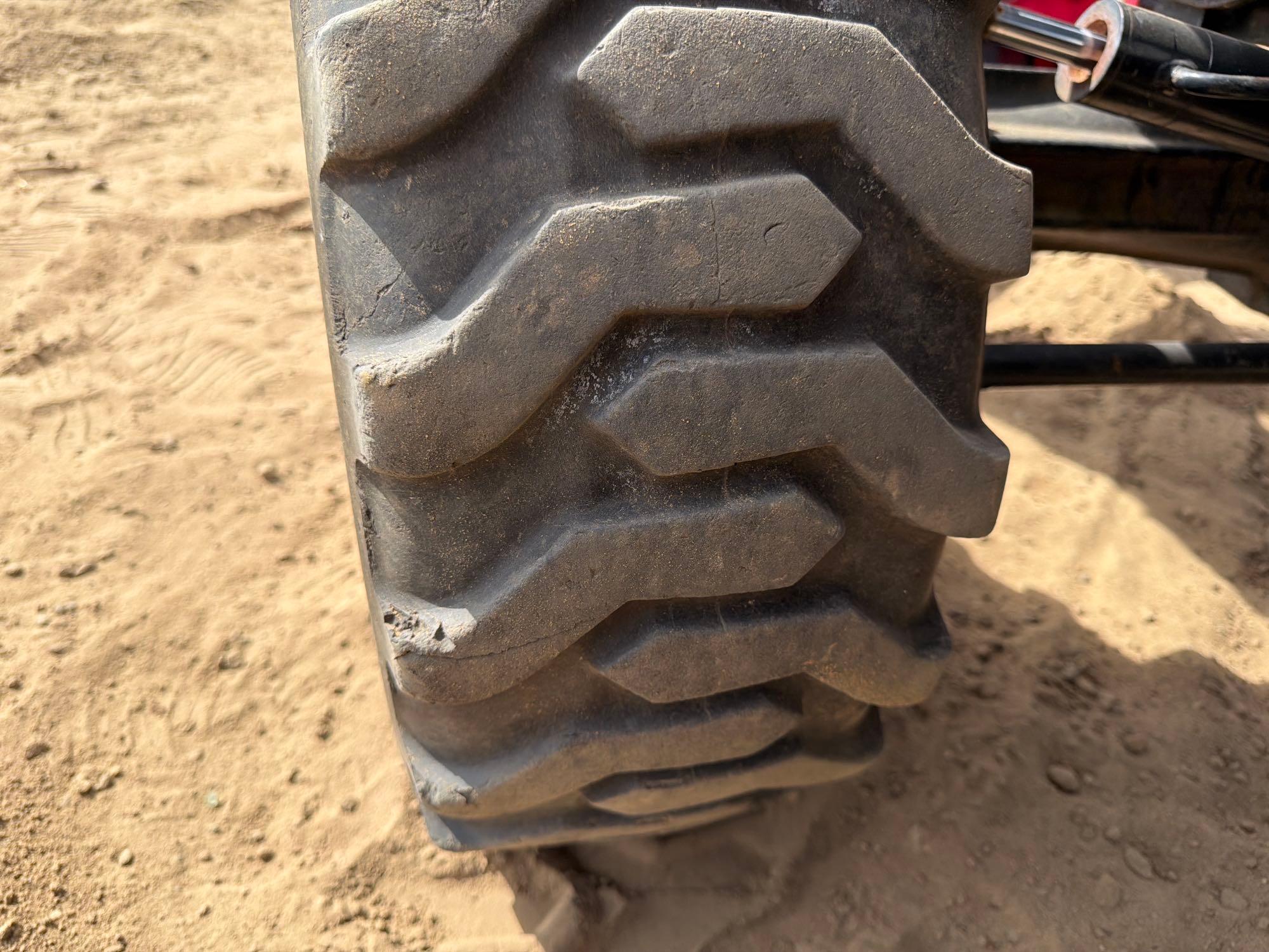 2016 Mahindra 1526