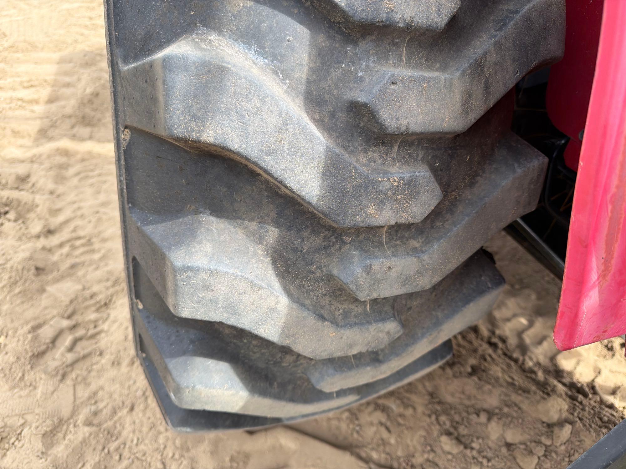 2016 Mahindra 1526