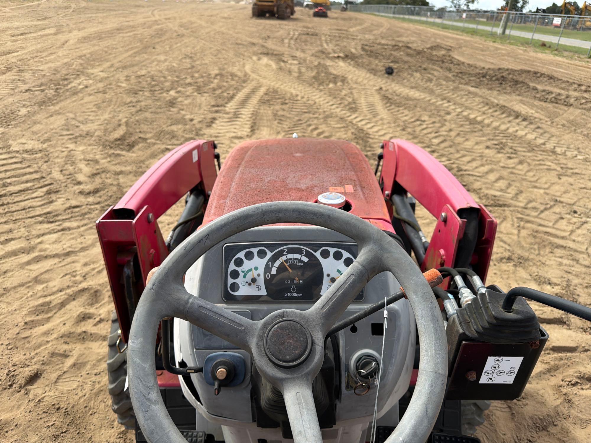 2016 Mahindra 1526