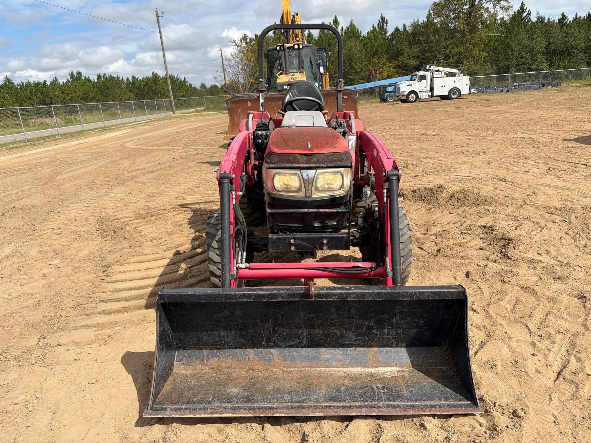 2016 Mahindra 1526