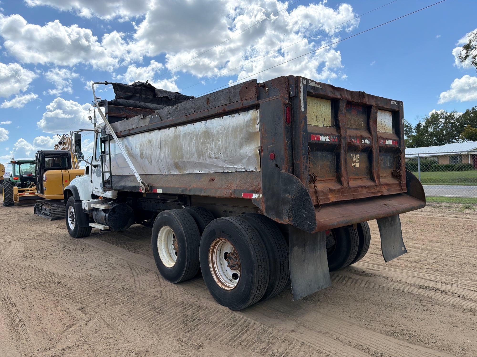 Mack CV713