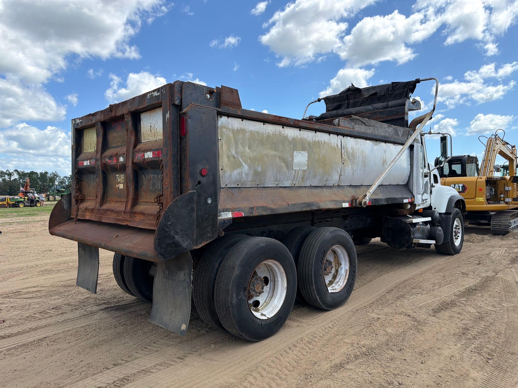 Mack CV713