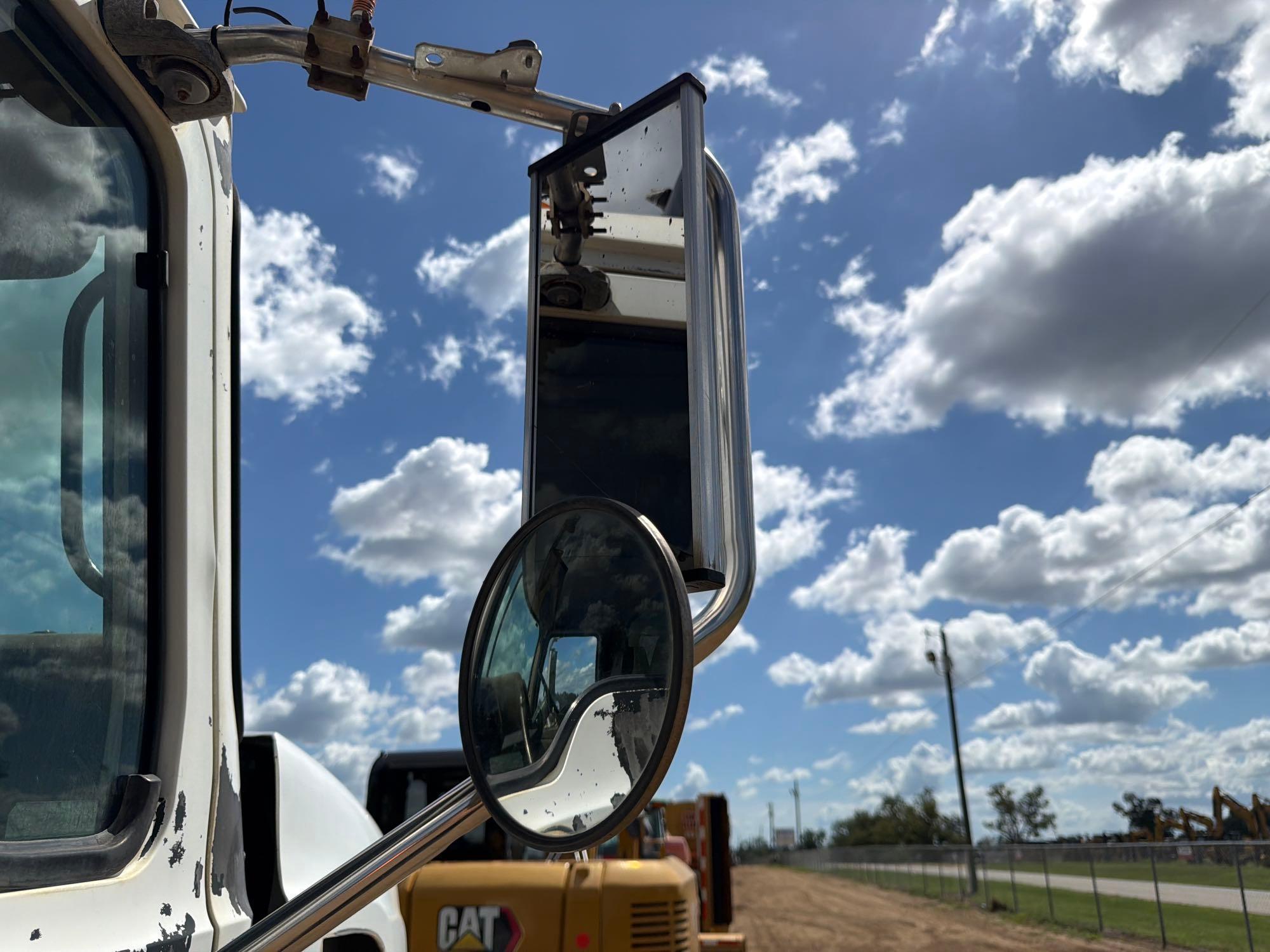 Mack CV713