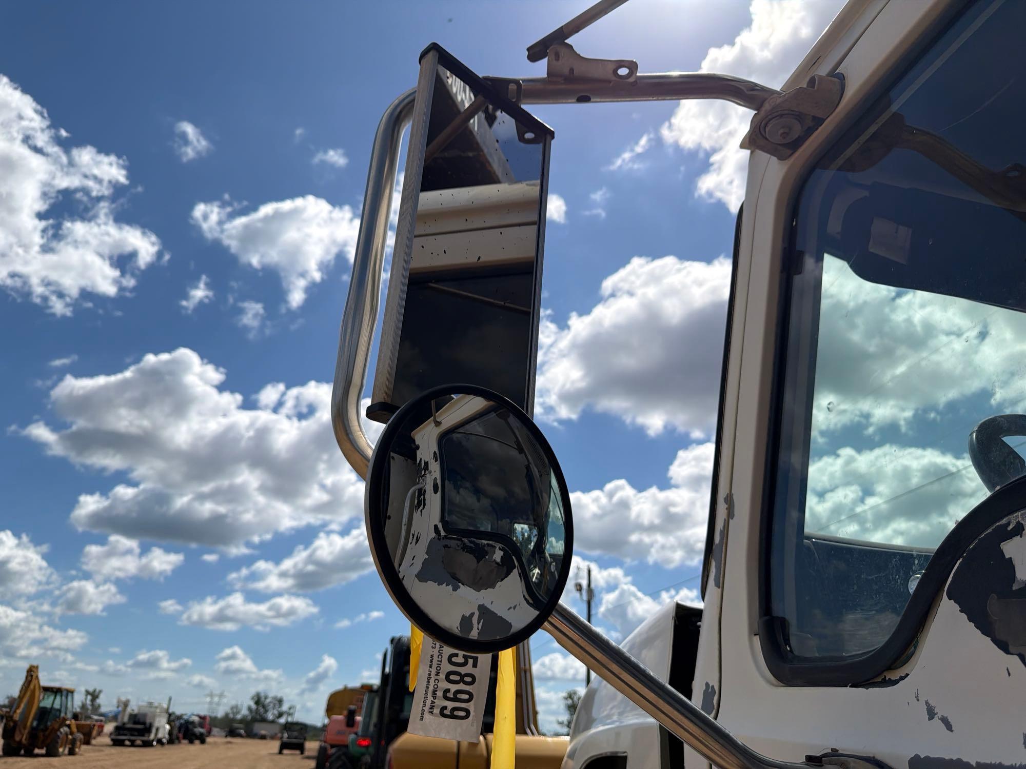 Mack CV713