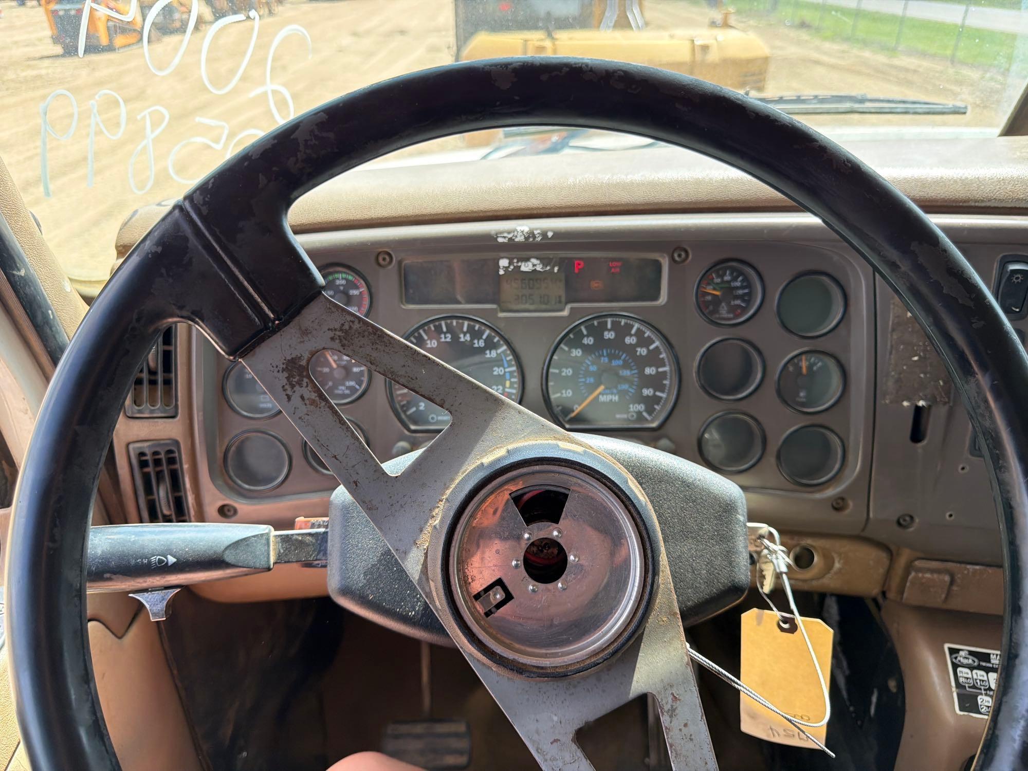 Mack CV713