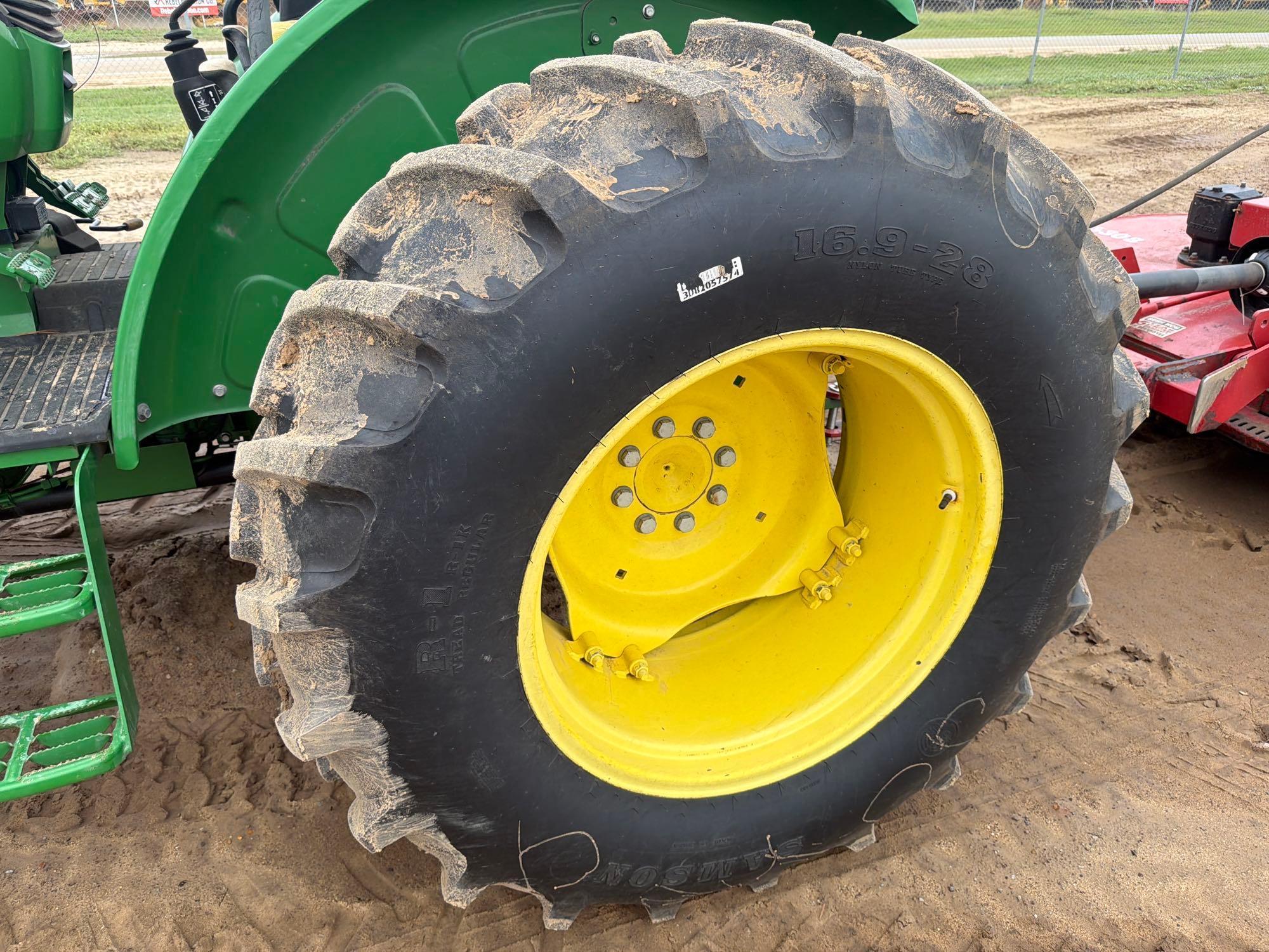 John Deere 5065E