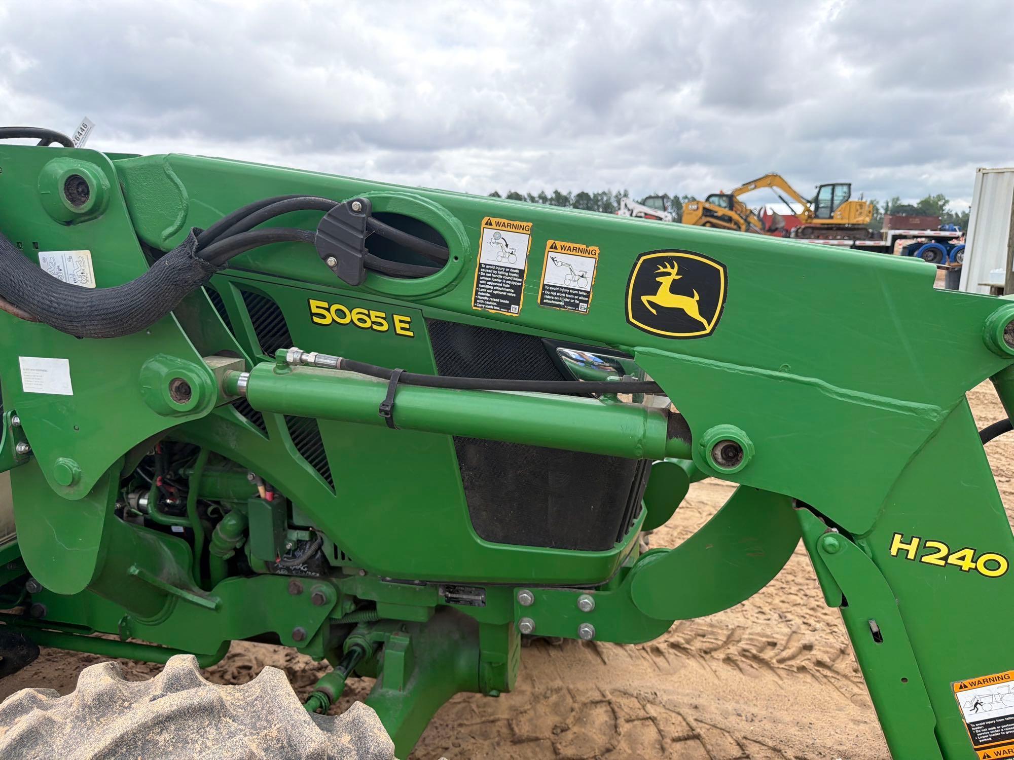 John Deere 5065E