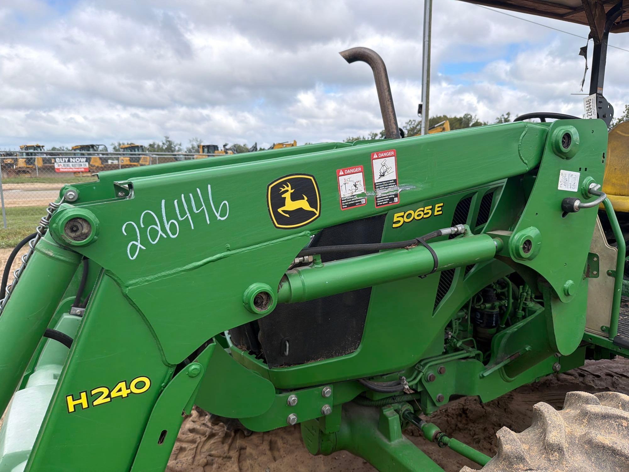 John Deere 5065E
