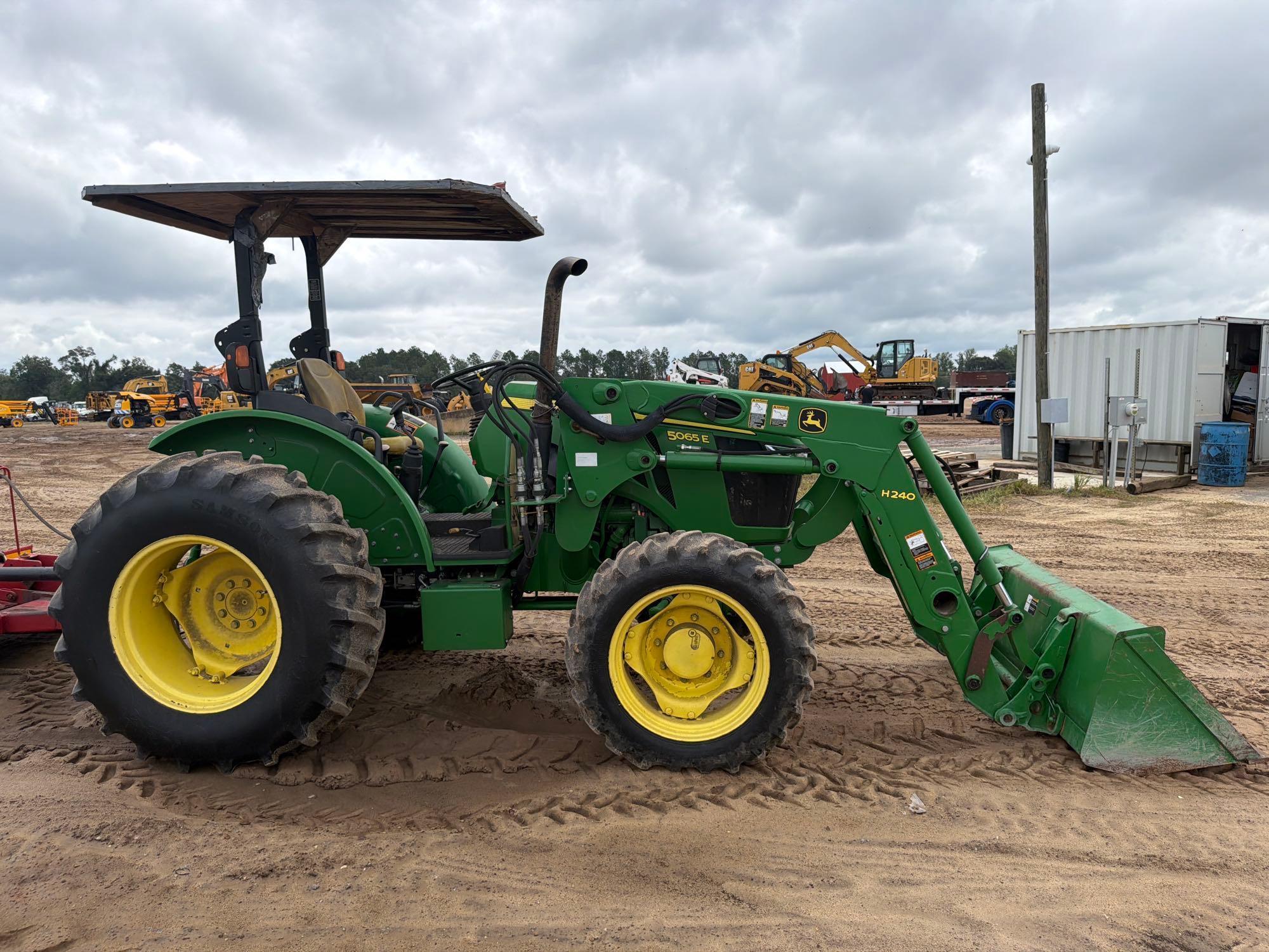 John Deere 5065E